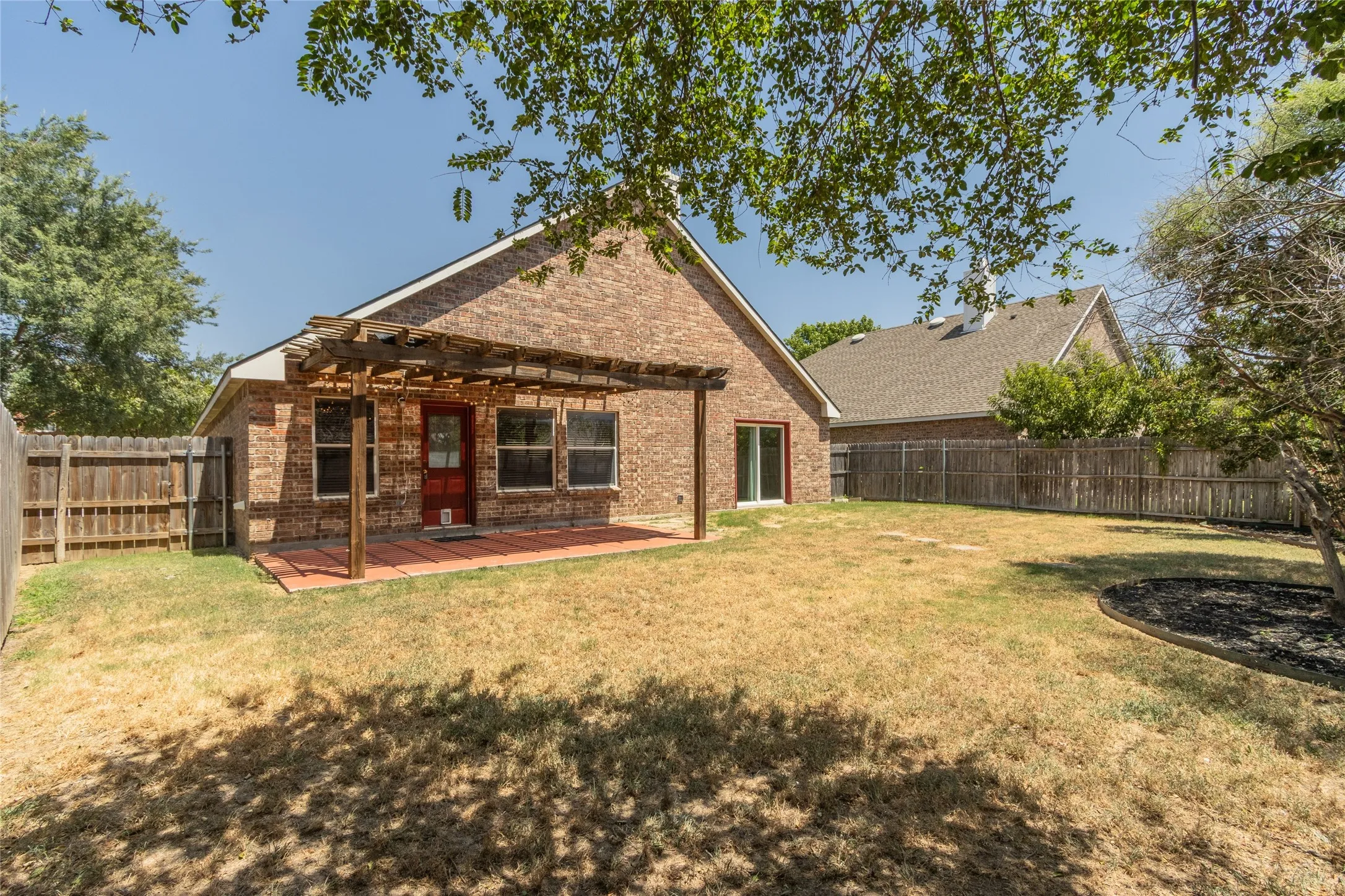 Single Family Residence For Sale in Denton County , 1900 Creek Crossing Drive, Fort Worth, Texas 76247, 3 Bedroom, 2 Bathroom, 2 Garage spaces, 1,707 Sqft, built in 2004, mls#21364362, Real Estate Agent in Fort Worth, Homes For Sale in Denton county, Homes For Sale in Fort Worth, Realtor in Fort Worth Texas, Real Estate Brokerage Independent Realty Texas, Luminita Cordes Realtor