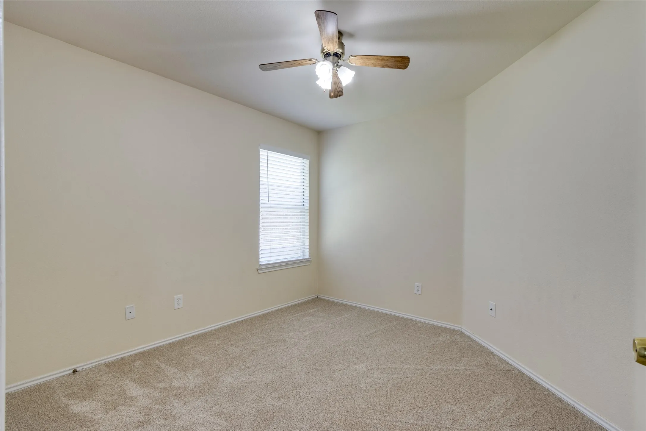 Single Family Residence For Sale in Denton County , 1900 Creek Crossing Drive, Fort Worth, Texas 76247, 3 Bedroom, 2 Bathroom, 2 Garage spaces, 1,707 Sqft, built in 2004, mls#21364362, Real Estate Agent in Fort Worth, Homes For Sale in Denton county, Homes For Sale in Fort Worth, Realtor in Fort Worth Texas, Real Estate Brokerage Independent Realty Texas, Luminita Cordes Realtor