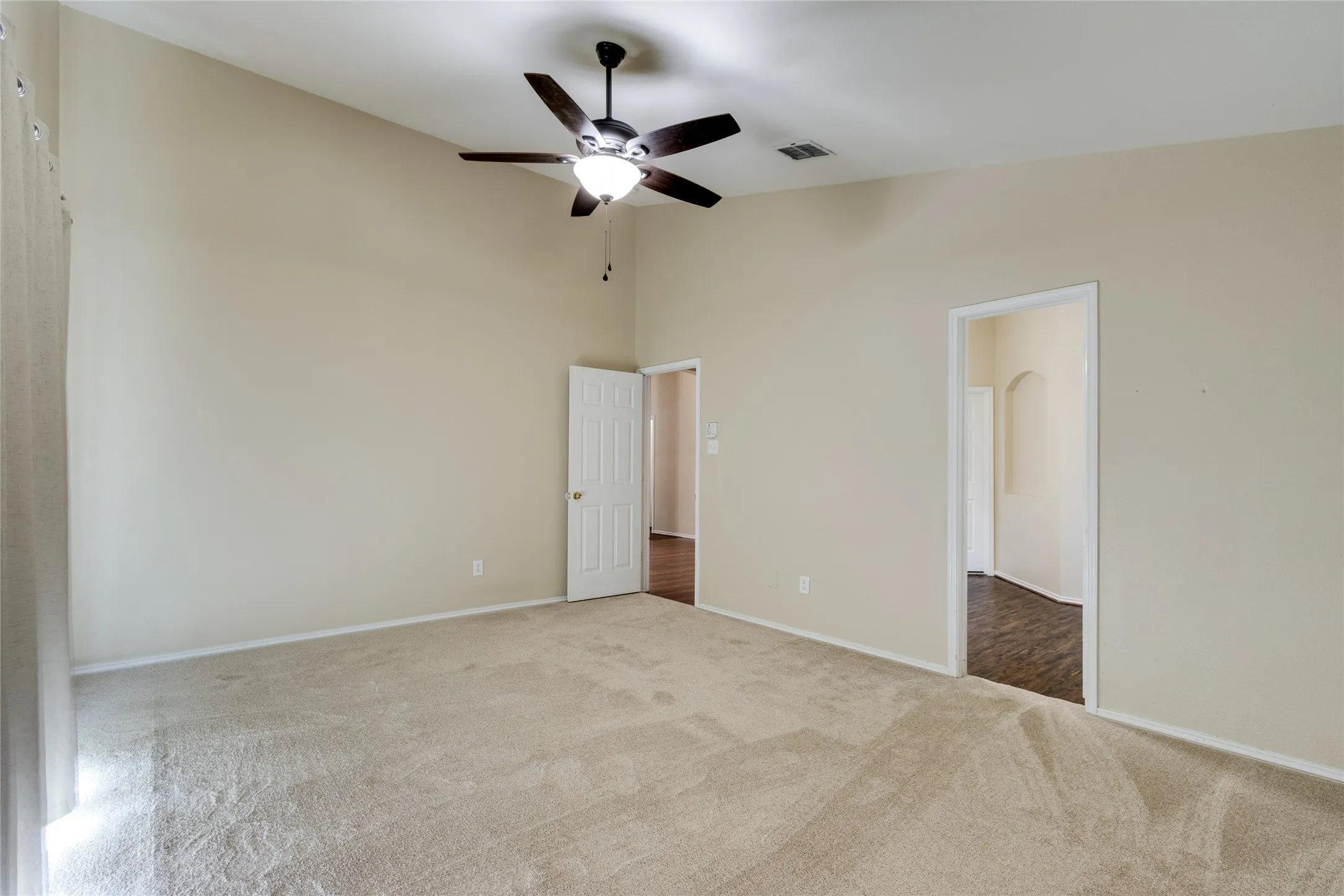 Single Family Residence For Sale in Denton County , 1900 Creek Crossing Drive, Fort Worth, Texas 76247, 3 Bedroom, 2 Bathroom, 2 Garage spaces, 1,707 Sqft, built in 2004, mls#21364362, Real Estate Agent in Fort Worth, Homes For Sale in Denton county, Homes For Sale in Fort Worth, Realtor in Fort Worth Texas, Real Estate Brokerage Independent Realty Texas, Luminita Cordes Realtor