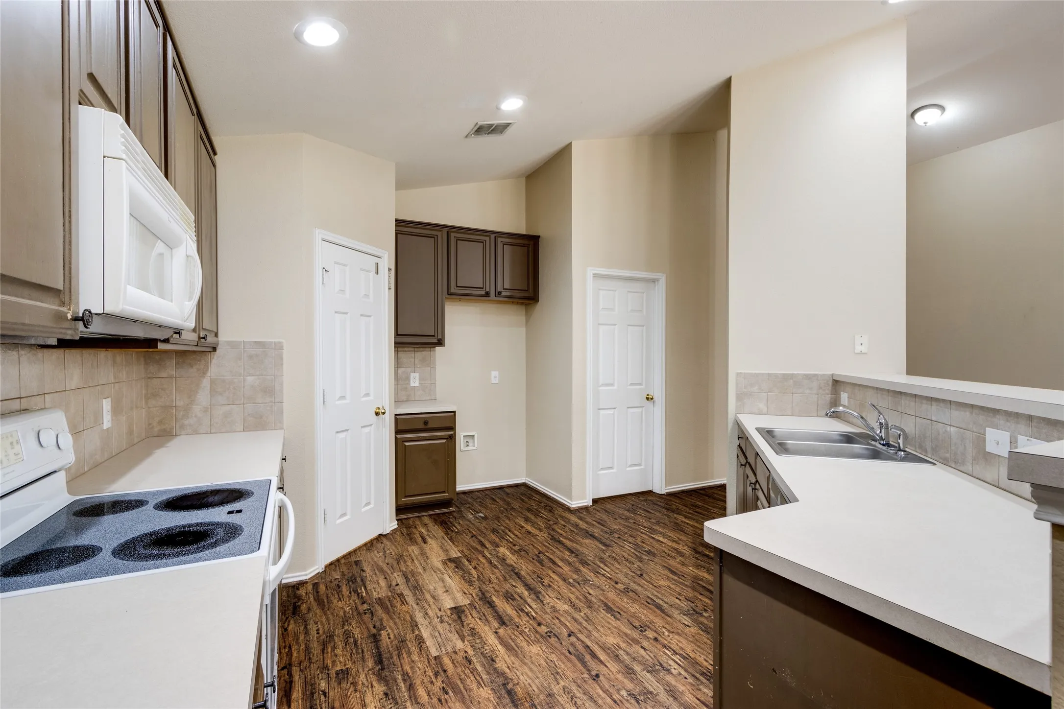 Single Family Residence For Sale in Denton County , 1900 Creek Crossing Drive, Fort Worth, Texas 76247, 3 Bedroom, 2 Bathroom, 2 Garage spaces, 1,707 Sqft, built in 2004, mls#21364362, Real Estate Agent in Fort Worth, Homes For Sale in Denton county, Homes For Sale in Fort Worth, Realtor in Fort Worth Texas, Real Estate Brokerage Independent Realty Texas, Luminita Cordes Realtor