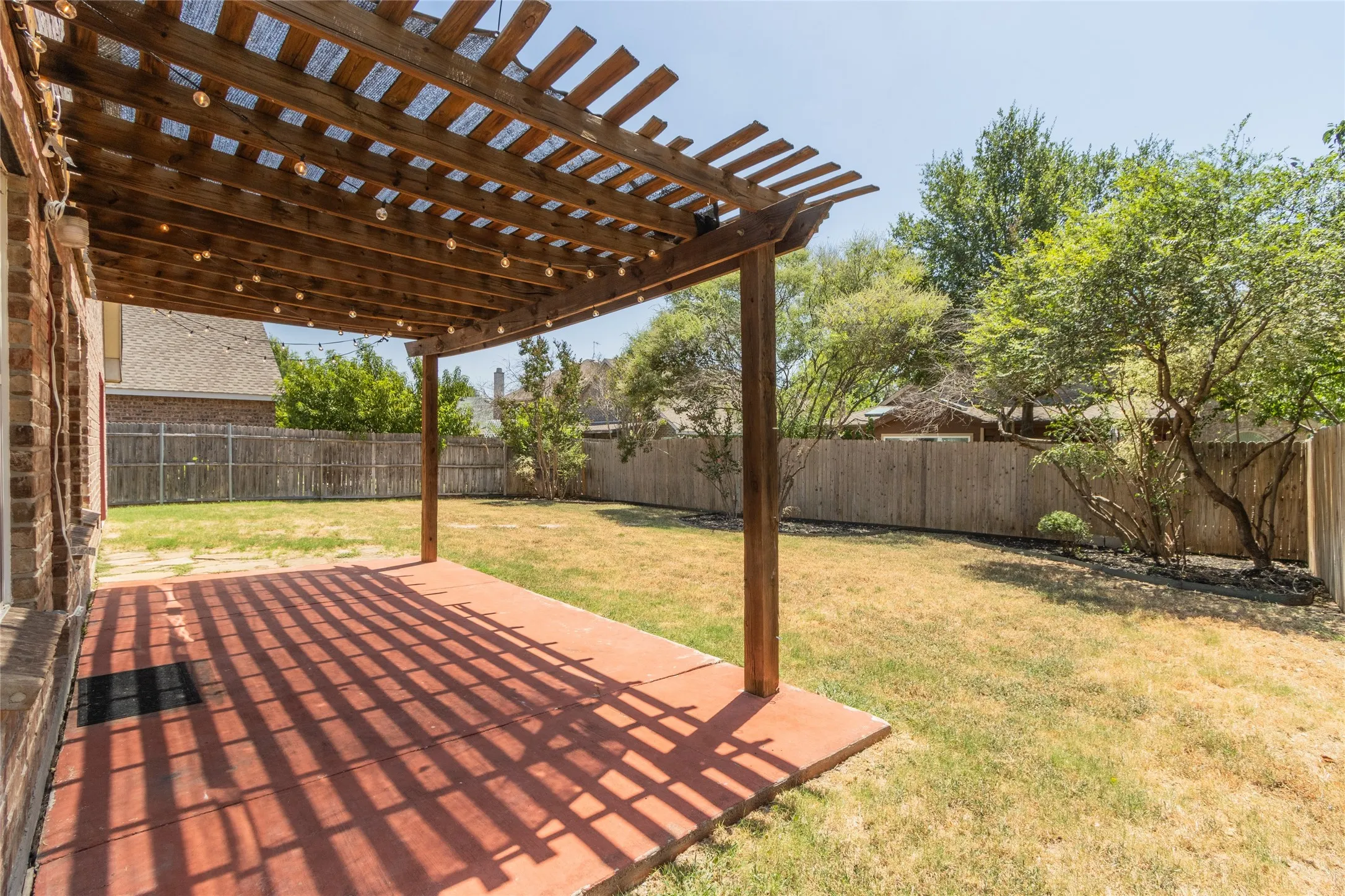 Single Family Residence For Sale in Denton County , 1900 Creek Crossing Drive, Fort Worth, Texas 76247, 3 Bedroom, 2 Bathroom, 2 Garage spaces, 1,707 Sqft, built in 2004, mls#21364362, Real Estate Agent in Fort Worth, Homes For Sale in Denton county, Homes For Sale in Fort Worth, Realtor in Fort Worth Texas, Real Estate Brokerage Independent Realty Texas, Luminita Cordes Realtor