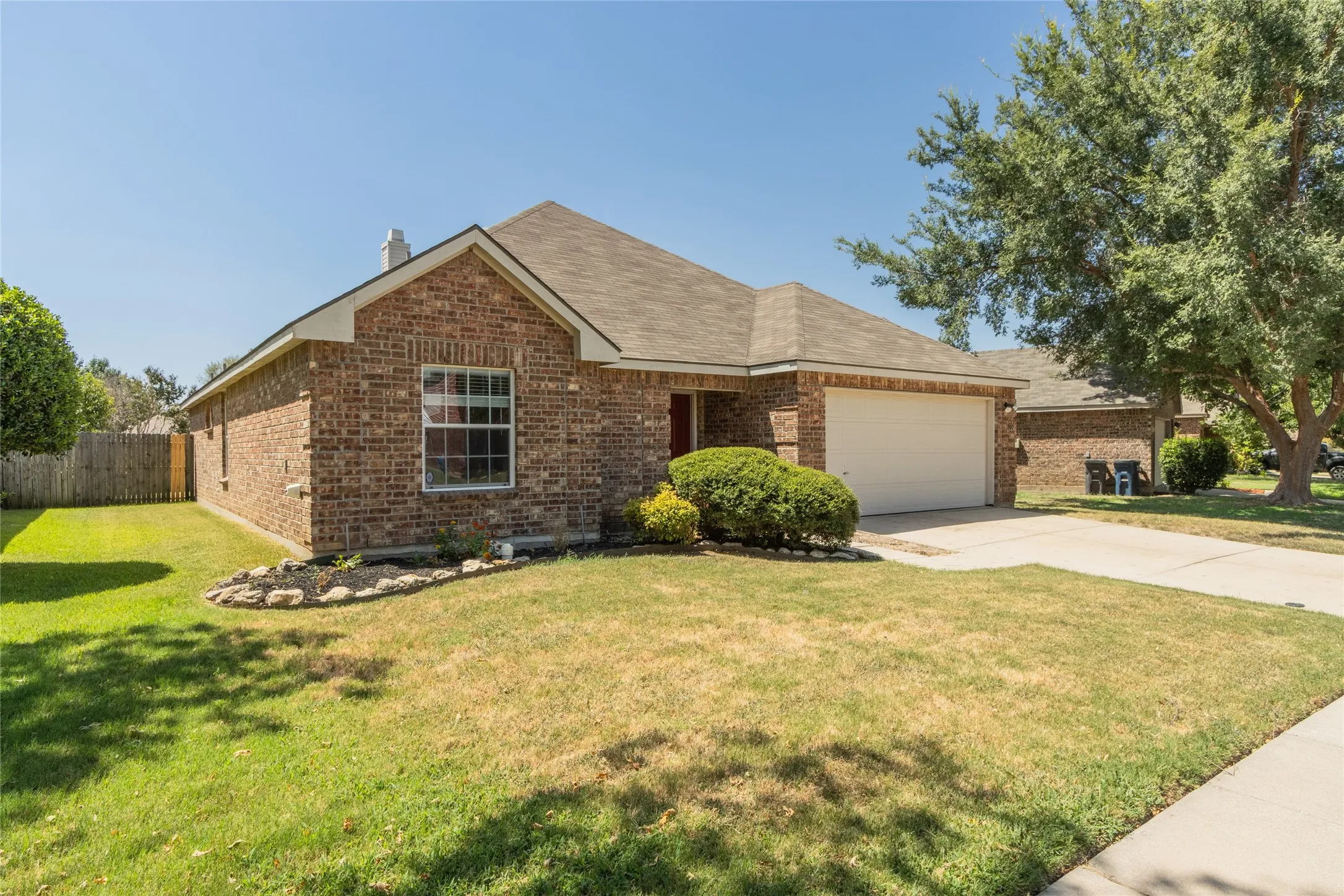 Single Family Residence For Sale in Denton County , 1900 Creek Crossing Drive, Fort Worth, Texas 76247, 3 Bedroom, 2 Bathroom, 2 Garage spaces, 1,707 Sqft, built in 2004, mls#21364362, Real Estate Agent in Fort Worth, Homes For Sale in Denton county, Homes For Sale in Fort Worth, Realtor in Fort Worth Texas, Real Estate Brokerage Independent Realty Texas, Luminita Cordes Realtor