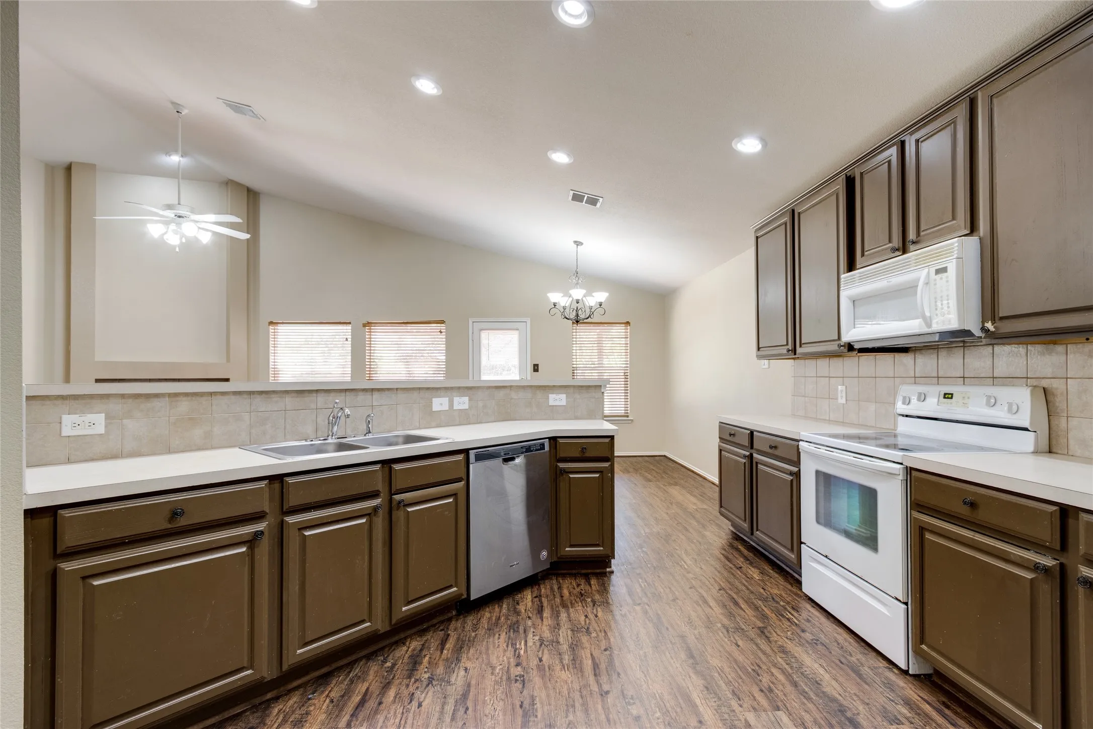 Single Family Residence For Sale in Denton County , 1900 Creek Crossing Drive, Fort Worth, Texas 76247, 3 Bedroom, 2 Bathroom, 2 Garage spaces, 1,707 Sqft, built in 2004, mls#21364362, Real Estate Agent in Fort Worth, Homes For Sale in Denton county, Homes For Sale in Fort Worth, Realtor in Fort Worth Texas, Real Estate Brokerage Independent Realty Texas, Luminita Cordes Realtor