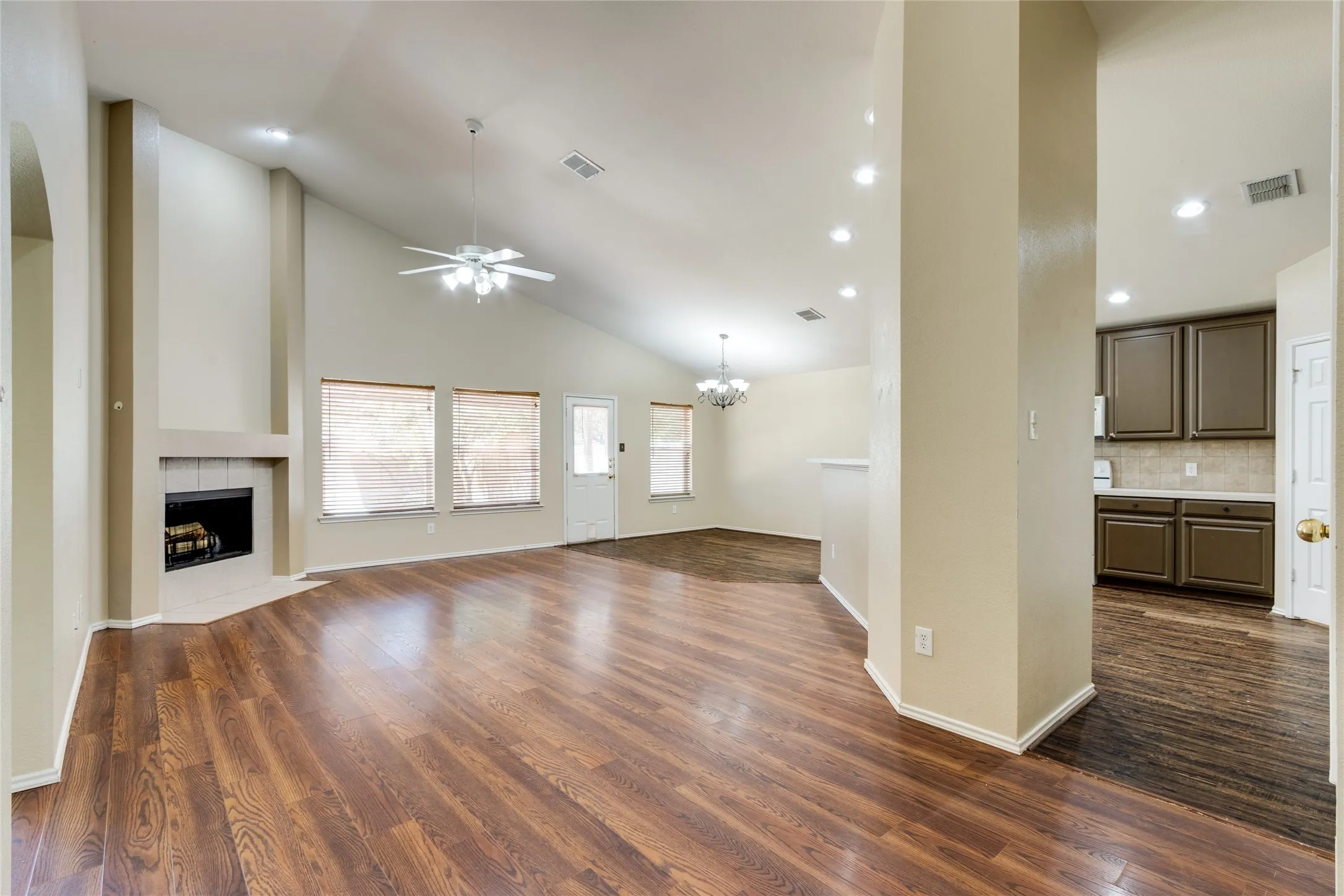 Single Family Residence For Sale in Denton County , 1900 Creek Crossing Drive, Fort Worth, Texas 76247, 3 Bedroom, 2 Bathroom, 2 Garage spaces, 1,707 Sqft, built in 2004, mls#21364362, Real Estate Agent in Fort Worth, Homes For Sale in Denton county, Homes For Sale in Fort Worth, Realtor in Fort Worth Texas, Real Estate Brokerage Independent Realty Texas, Luminita Cordes Realtor