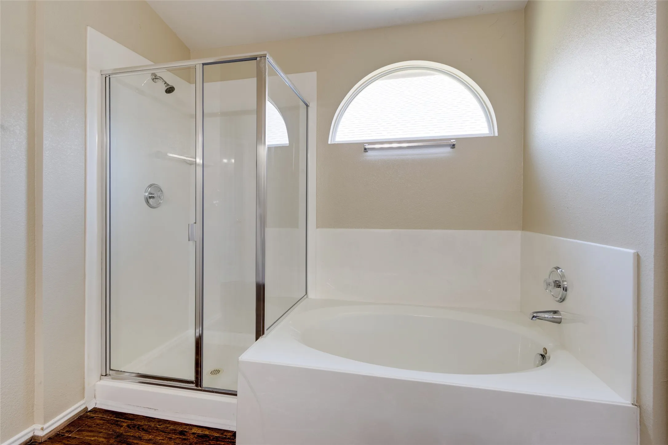 Single Family Residence For Sale in Denton County , 1900 Creek Crossing Drive, Fort Worth, Texas 76247, 3 Bedroom, 2 Bathroom, 2 Garage spaces, 1,707 Sqft, built in 2004, mls#21364362, Real Estate Agent in Fort Worth, Homes For Sale in Denton county, Homes For Sale in Fort Worth, Realtor in Fort Worth Texas, Real Estate Brokerage Independent Realty Texas, Luminita Cordes Realtor
