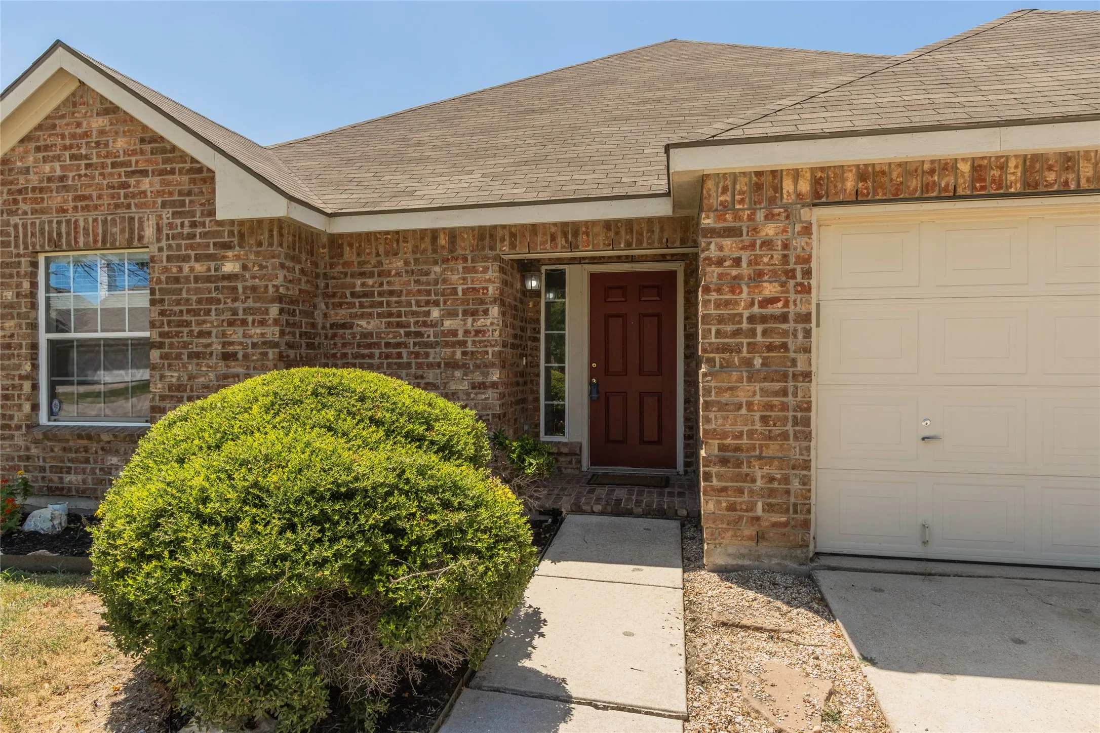 Single Family Residence For Sale in Denton County , 1900 Creek Crossing Drive, Fort Worth, Texas 76247, 3 Bedroom, 2 Bathroom, 2 Garage spaces, 1,707 Sqft, built in 2004, mls#21364362, Real Estate Agent in Fort Worth, Homes For Sale in Denton county, Homes For Sale in Fort Worth, Realtor in Fort Worth Texas, Real Estate Brokerage Independent Realty Texas, Luminita Cordes Realtor
