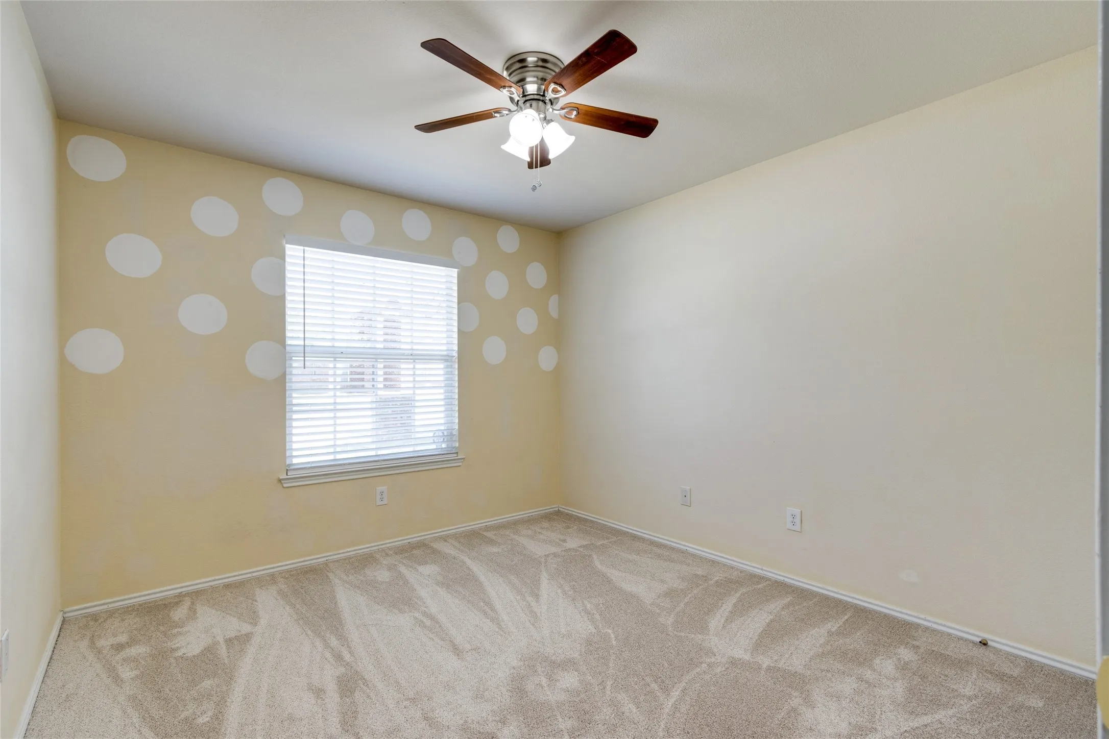 Single Family Residence For Sale in Denton County , 1900 Creek Crossing Drive, Fort Worth, Texas 76247, 3 Bedroom, 2 Bathroom, 2 Garage spaces, 1,707 Sqft, built in 2004, mls#21364362, Real Estate Agent in Fort Worth, Homes For Sale in Denton county, Homes For Sale in Fort Worth, Realtor in Fort Worth Texas, Real Estate Brokerage Independent Realty Texas, Luminita Cordes Realtor