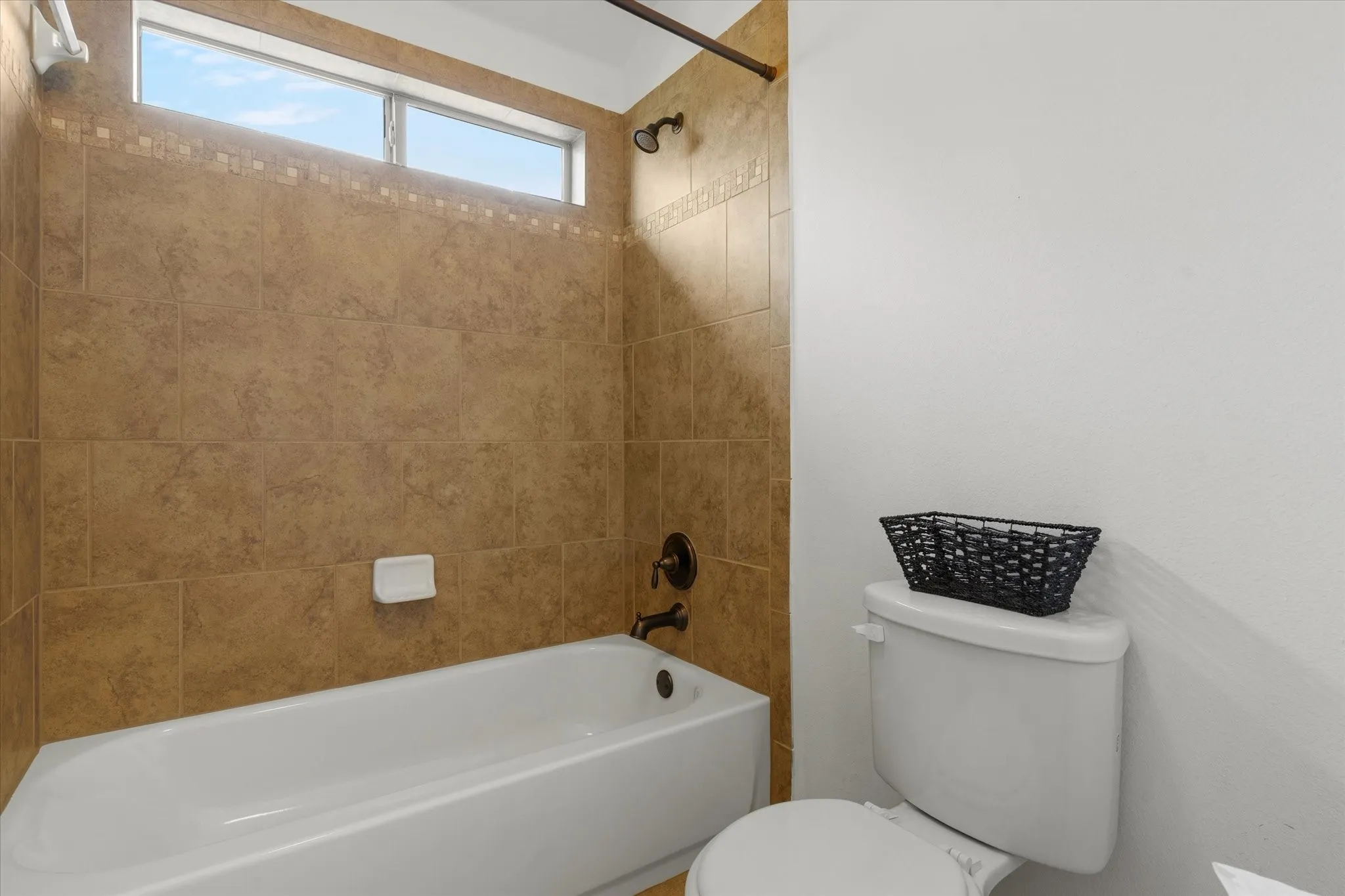 Single Family Residence For Sale in Tarrant County , 8012 Red River Run, North Richland Hills, Texas 76180, 6 Bedroom, 4 Bathroom, 3 Garage spaces, 4,321 Sqft, built in 2012, mls#21362598, Real Estate Agent in North Richland Hills, Homes For Sale in Tarrant county, Homes For Sale in North Richland Hills, Realtor in North Richland Hills Texas, Real Estate Brokerage Independent Realty Texas, Luminita Cordes Realtor