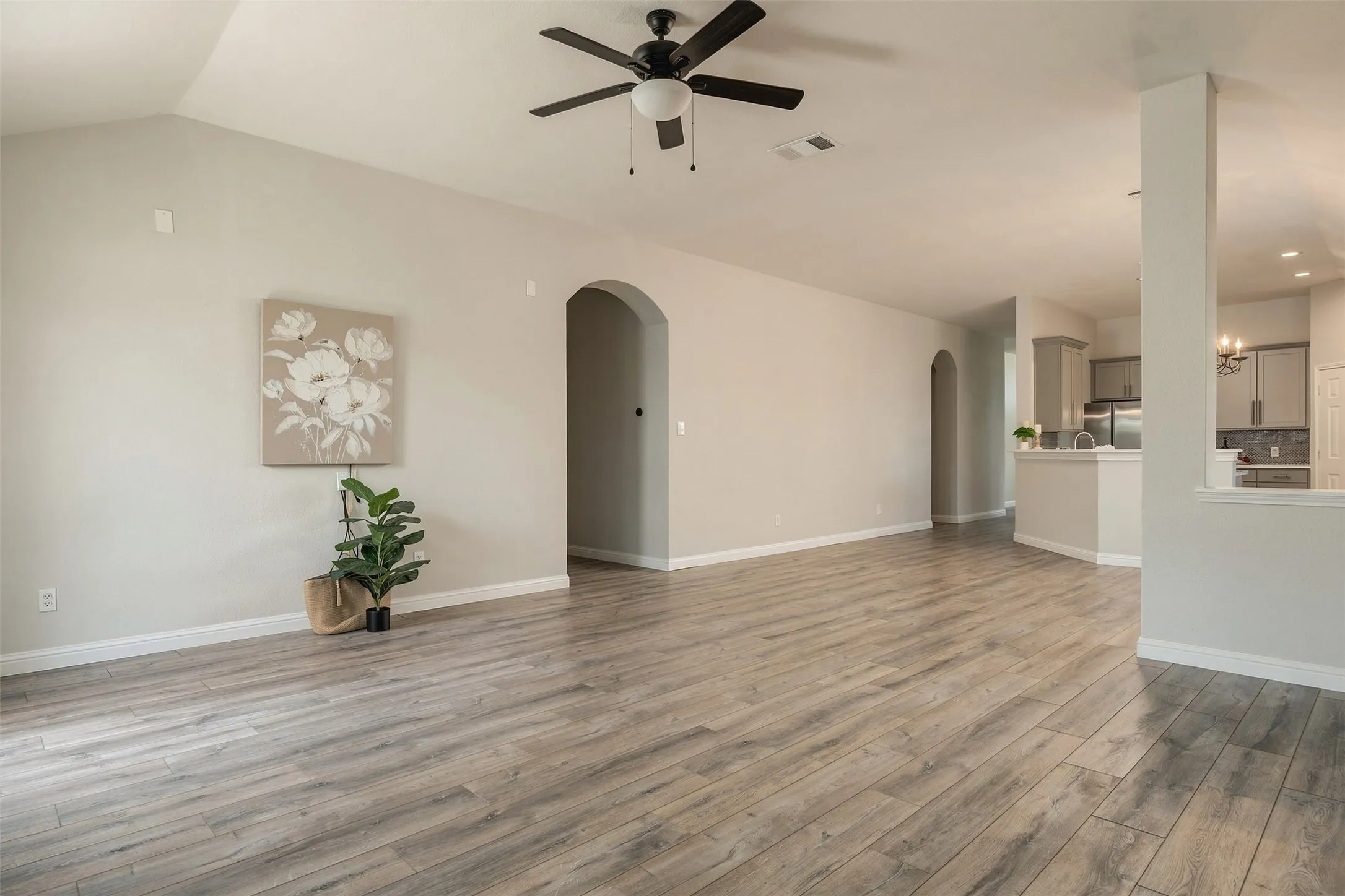 Single Family Residence For Sale in Collin County , 6880 Longhorn Trail, Frisco, Texas 75034, 3 Bedroom, 2 Bathroom, 2 Garage spaces, 2,165 Sqft, built in 2001, mls#21356608, Real Estate Agent in Frisco, Homes For Sale in Collin county, Homes For Sale in Frisco, Realtor in Frisco Texas, Real Estate Brokerage Independent Realty Texas, Luminita Cordes Realtor