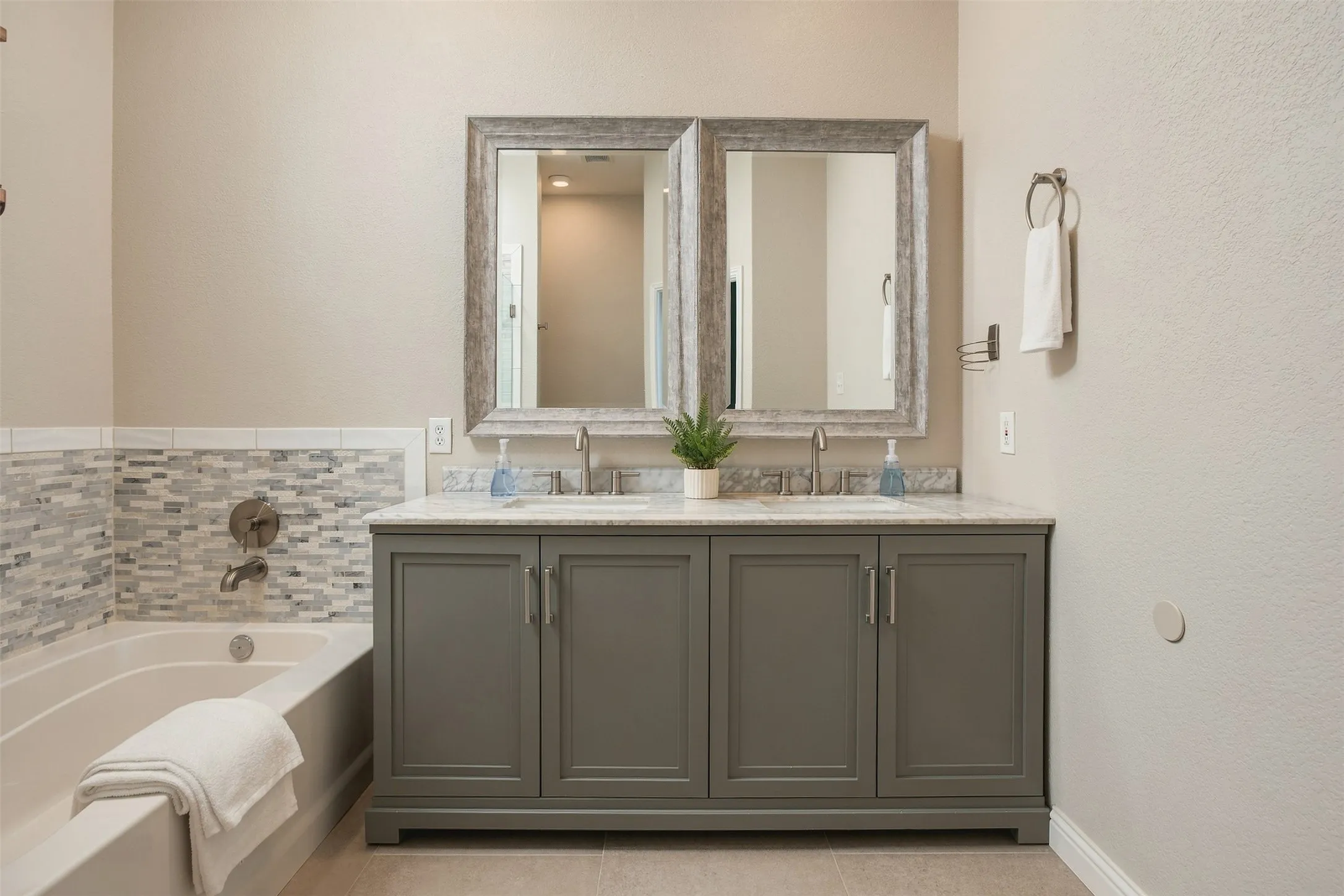 Single Family Residence For Sale in Collin County , 6880 Longhorn Trail, Frisco, Texas 75034, 3 Bedroom, 2 Bathroom, 2 Garage spaces, 2,165 Sqft, built in 2001, mls#21356608, Real Estate Agent in Frisco, Homes For Sale in Collin county, Homes For Sale in Frisco, Realtor in Frisco Texas, Real Estate Brokerage Independent Realty Texas, Luminita Cordes Realtor