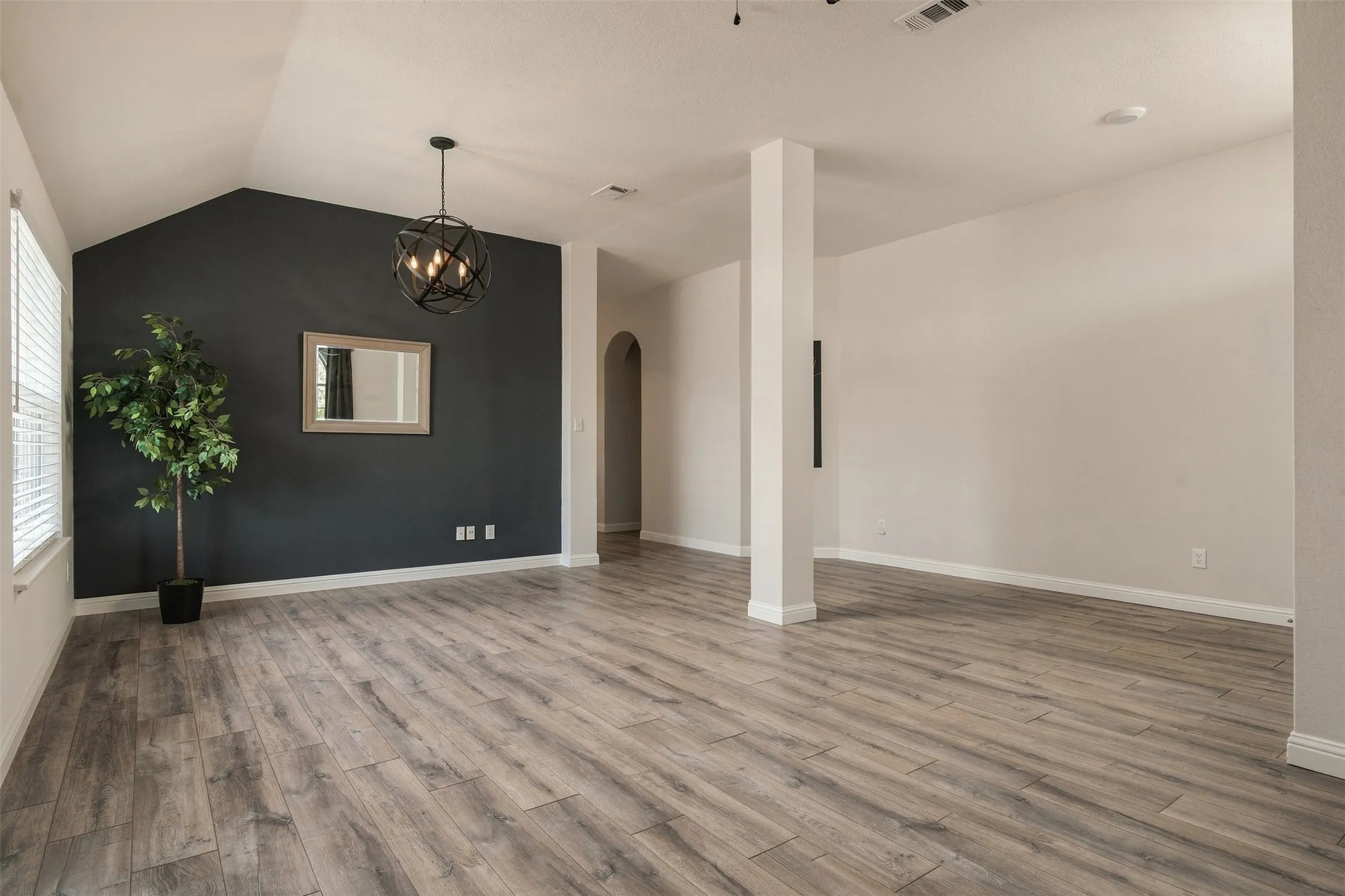 Single Family Residence For Sale in Collin County , 6880 Longhorn Trail, Frisco, Texas 75034, 3 Bedroom, 2 Bathroom, 2 Garage spaces, 2,165 Sqft, built in 2001, mls#21356608, Real Estate Agent in Frisco, Homes For Sale in Collin county, Homes For Sale in Frisco, Realtor in Frisco Texas, Real Estate Brokerage Independent Realty Texas, Luminita Cordes Realtor