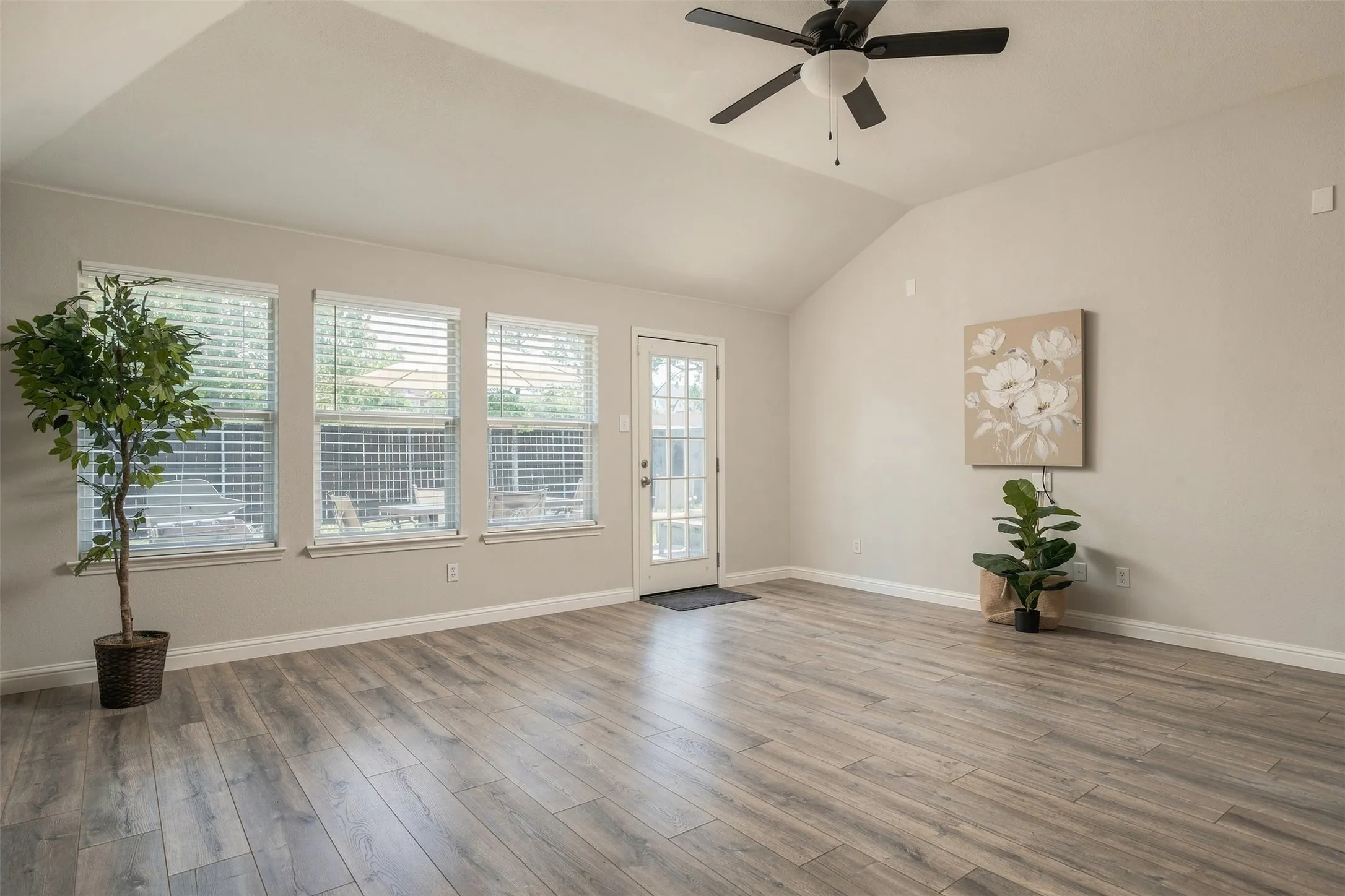 Single Family Residence For Sale in Collin County , 6880 Longhorn Trail, Frisco, Texas 75034, 3 Bedroom, 2 Bathroom, 2 Garage spaces, 2,165 Sqft, built in 2001, mls#21356608, Real Estate Agent in Frisco, Homes For Sale in Collin county, Homes For Sale in Frisco, Realtor in Frisco Texas, Real Estate Brokerage Independent Realty Texas, Luminita Cordes Realtor