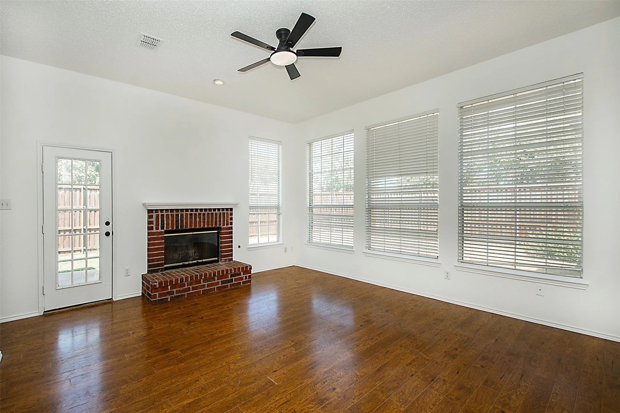 Single Family Residence For Sale in Collin County , 5812 Marrietta Drive, Frisco, Texas 75035, 4 Bedroom, 2 Bathroom, 2 Garage spaces, 1,747 Sqft, built in 1998, mls#21362680, Real Estate Agent in Frisco, Homes For Sale in Collin county, Homes For Sale in Frisco, Realtor in Frisco Texas, Real Estate Brokerage Independent Realty Texas, Luminita Cordes Realtor