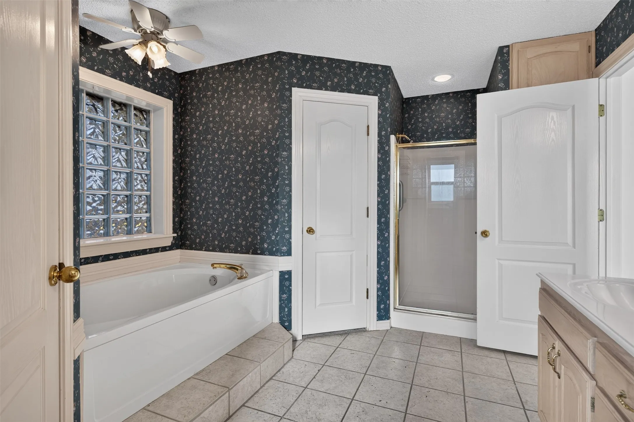 Single Family Residence For Sale in Johnson County , 304 Edgehill Road, Joshua, Texas 76058, 3 Bedroom, 2 Bathroom, 2 Garage spaces, 1,824 Sqft, built in 1994, mls#21364828, Real Estate Agent in Joshua, Homes For Sale in Johnson county, Homes For Sale in Joshua, Realtor in Joshua Texas, Real Estate Brokerage Independent Realty Texas, Luminita Cordes Realtor