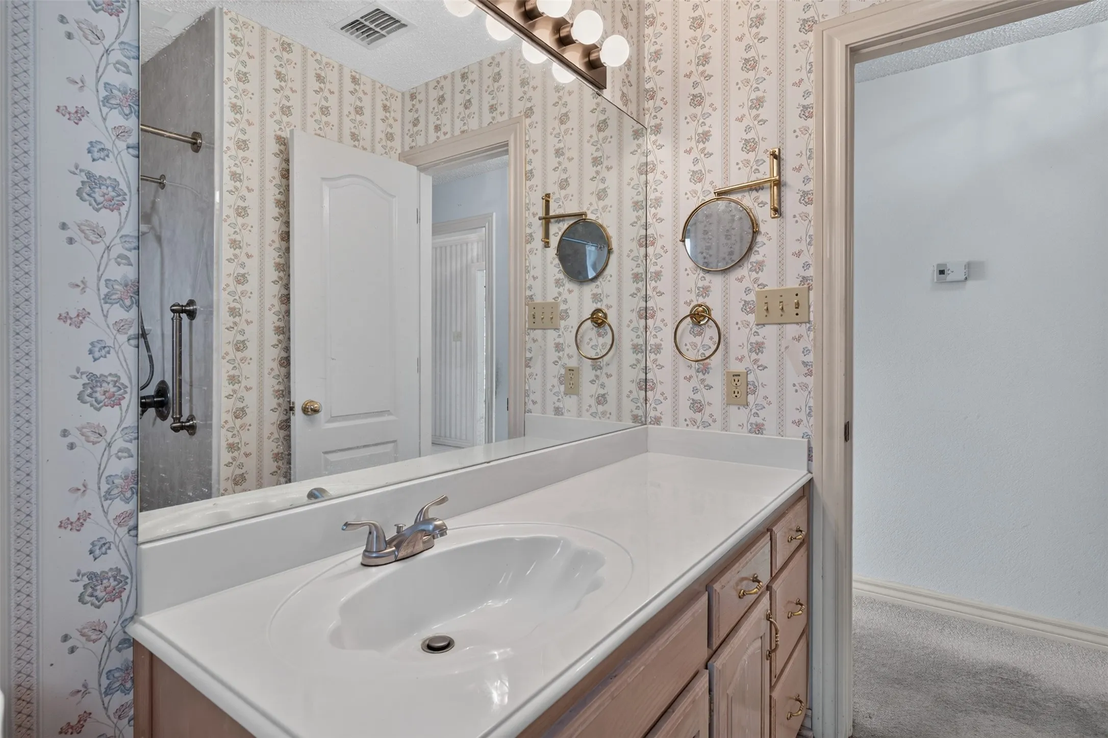 Single Family Residence For Sale in Johnson County , 304 Edgehill Road, Joshua, Texas 76058, 3 Bedroom, 2 Bathroom, 2 Garage spaces, 1,824 Sqft, built in 1994, mls#21364828, Real Estate Agent in Joshua, Homes For Sale in Johnson county, Homes For Sale in Joshua, Realtor in Joshua Texas, Real Estate Brokerage Independent Realty Texas, Luminita Cordes Realtor