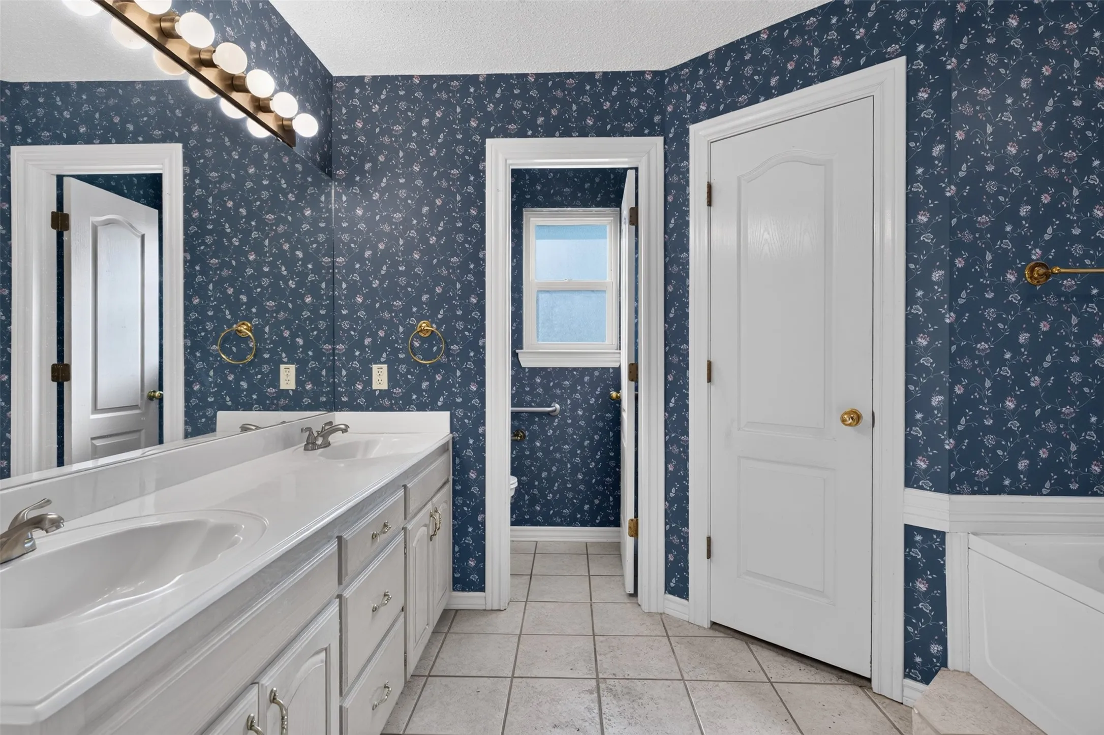 Single Family Residence For Sale in Johnson County , 304 Edgehill Road, Joshua, Texas 76058, 3 Bedroom, 2 Bathroom, 2 Garage spaces, 1,824 Sqft, built in 1994, mls#21364828, Real Estate Agent in Joshua, Homes For Sale in Johnson county, Homes For Sale in Joshua, Realtor in Joshua Texas, Real Estate Brokerage Independent Realty Texas, Luminita Cordes Realtor