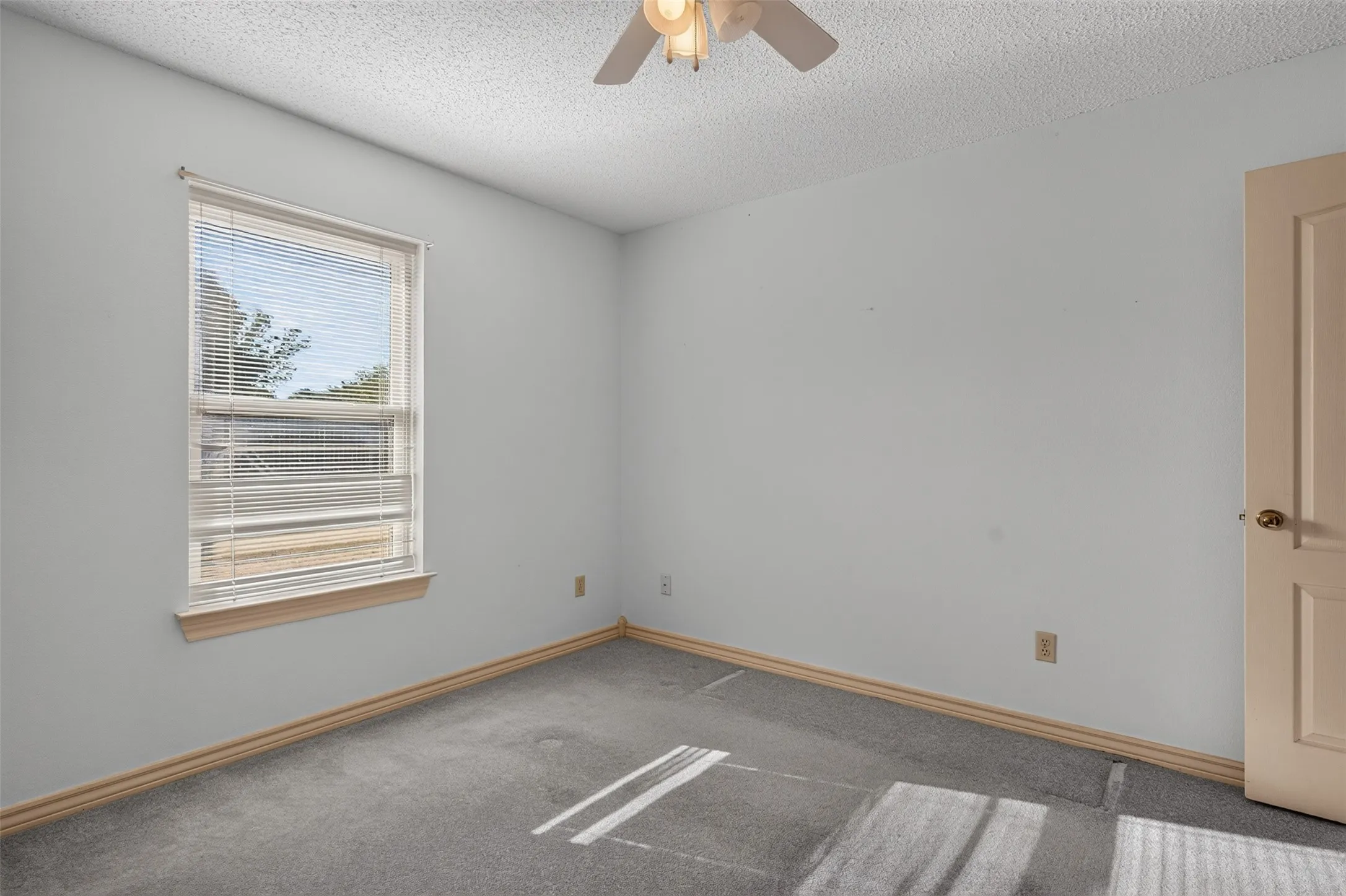 Single Family Residence For Sale in Johnson County , 304 Edgehill Road, Joshua, Texas 76058, 3 Bedroom, 2 Bathroom, 2 Garage spaces, 1,824 Sqft, built in 1994, mls#21364828, Real Estate Agent in Joshua, Homes For Sale in Johnson county, Homes For Sale in Joshua, Realtor in Joshua Texas, Real Estate Brokerage Independent Realty Texas, Luminita Cordes Realtor