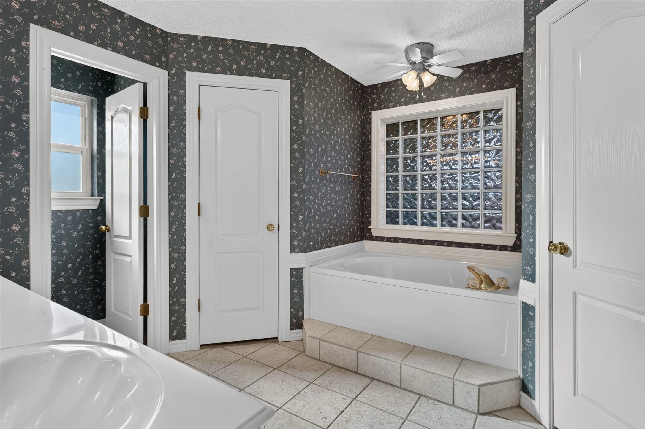 Single Family Residence For Sale in Johnson County , 304 Edgehill Road, Joshua, Texas 76058, 3 Bedroom, 2 Bathroom, 2 Garage spaces, 1,824 Sqft, built in 1994, mls#21364828, Real Estate Agent in Joshua, Homes For Sale in Johnson county, Homes For Sale in Joshua, Realtor in Joshua Texas, Real Estate Brokerage Independent Realty Texas, Luminita Cordes Realtor