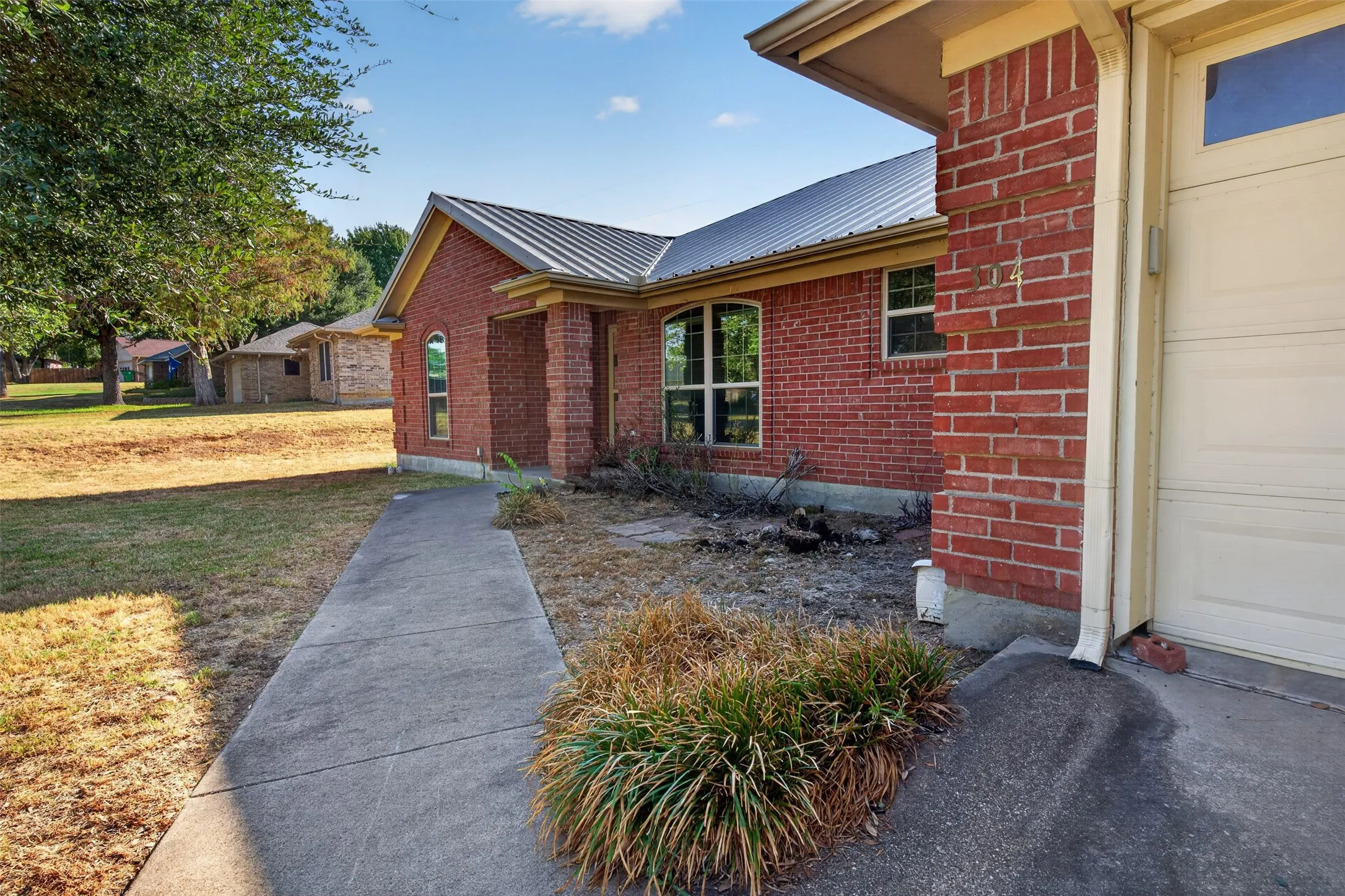 Single Family Residence For Sale in Johnson County , 304 Edgehill Road, Joshua, Texas 76058, 3 Bedroom, 2 Bathroom, 2 Garage spaces, 1,824 Sqft, built in 1994, mls#21364828, Real Estate Agent in Joshua, Homes For Sale in Johnson county, Homes For Sale in Joshua, Realtor in Joshua Texas, Real Estate Brokerage Independent Realty Texas, Luminita Cordes Realtor