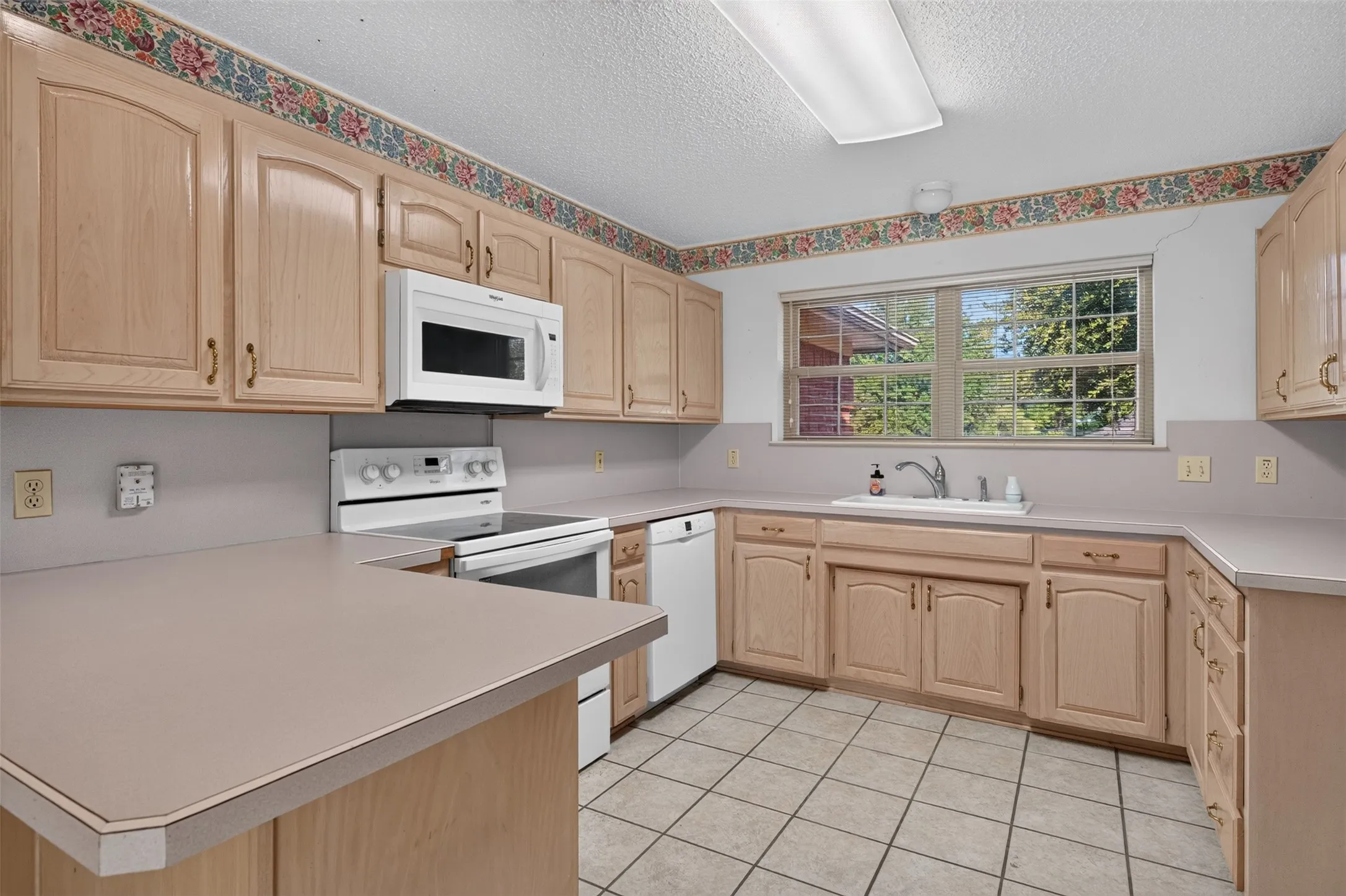 Single Family Residence For Sale in Johnson County , 304 Edgehill Road, Joshua, Texas 76058, 3 Bedroom, 2 Bathroom, 2 Garage spaces, 1,824 Sqft, built in 1994, mls#21364828, Real Estate Agent in Joshua, Homes For Sale in Johnson county, Homes For Sale in Joshua, Realtor in Joshua Texas, Real Estate Brokerage Independent Realty Texas, Luminita Cordes Realtor