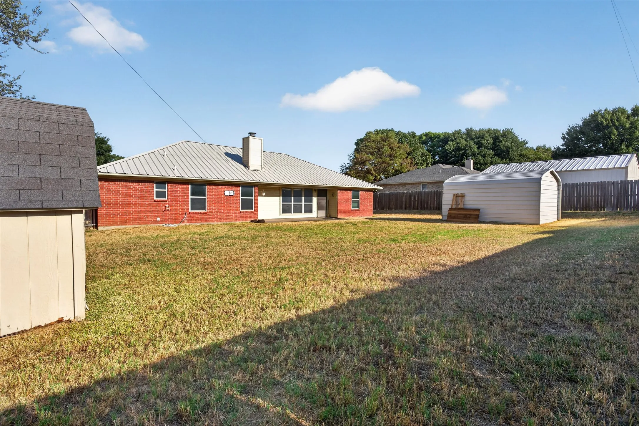 Single Family Residence For Sale in Johnson County , 304 Edgehill Road, Joshua, Texas 76058, 3 Bedroom, 2 Bathroom, 2 Garage spaces, 1,824 Sqft, built in 1994, mls#21364828, Real Estate Agent in Joshua, Homes For Sale in Johnson county, Homes For Sale in Joshua, Realtor in Joshua Texas, Real Estate Brokerage Independent Realty Texas, Luminita Cordes Realtor