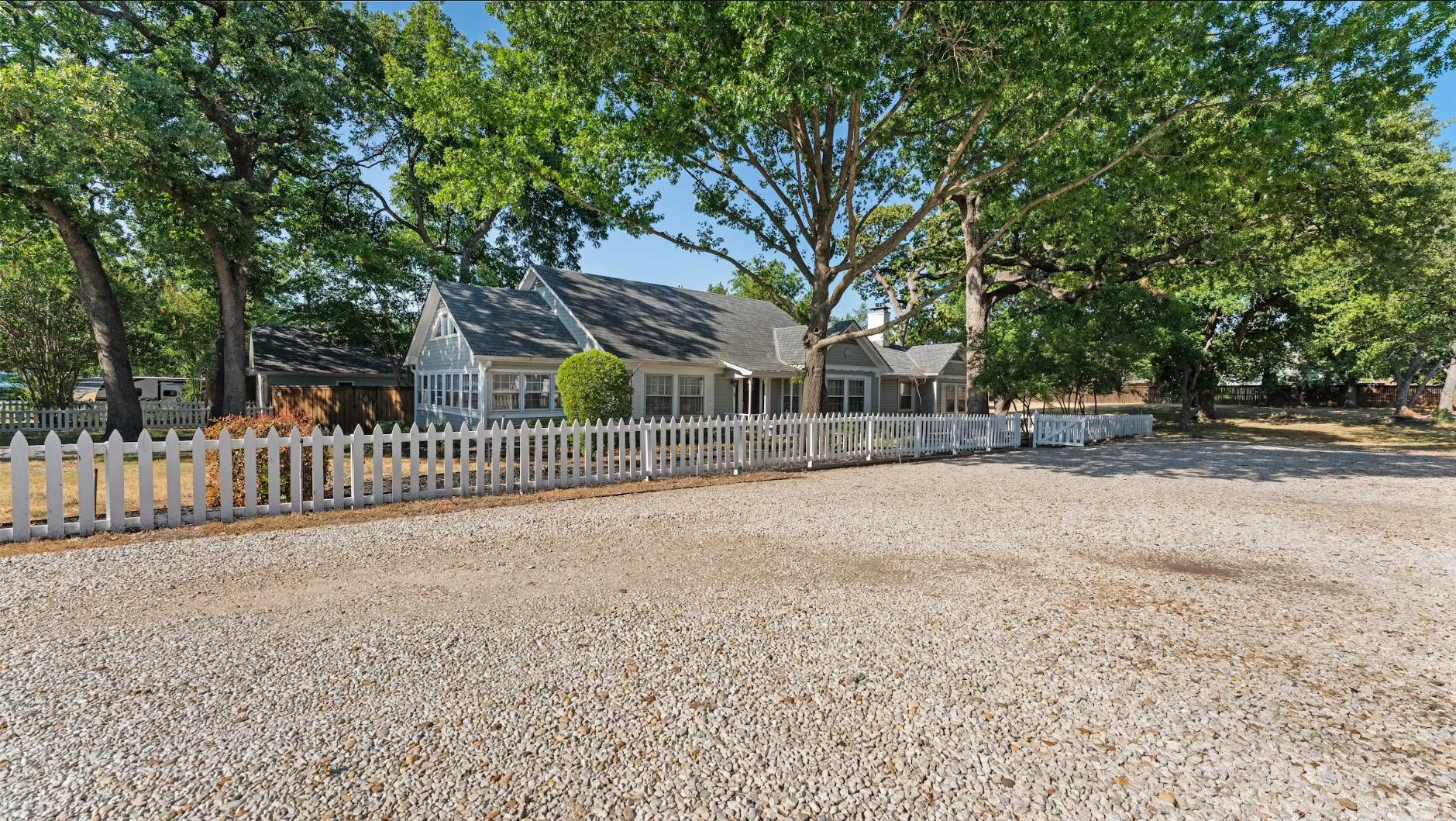 Single Family Residence For Rent in Dallas County , 1606 W Shady Grove Road, Irving, Texas 75060, 3 Bedroom, 2 Bathroom, Garage spaces, 2,551 Sqft, built in 1942, mls#21365913, Real Estate Agent in Irving, Homes For Rent in Dallas county, Homes For Rent in Irving, Realtor in Irving Texas, Real Estate Brokerage Independent Realty Texas, Luminita Cordes Realtor