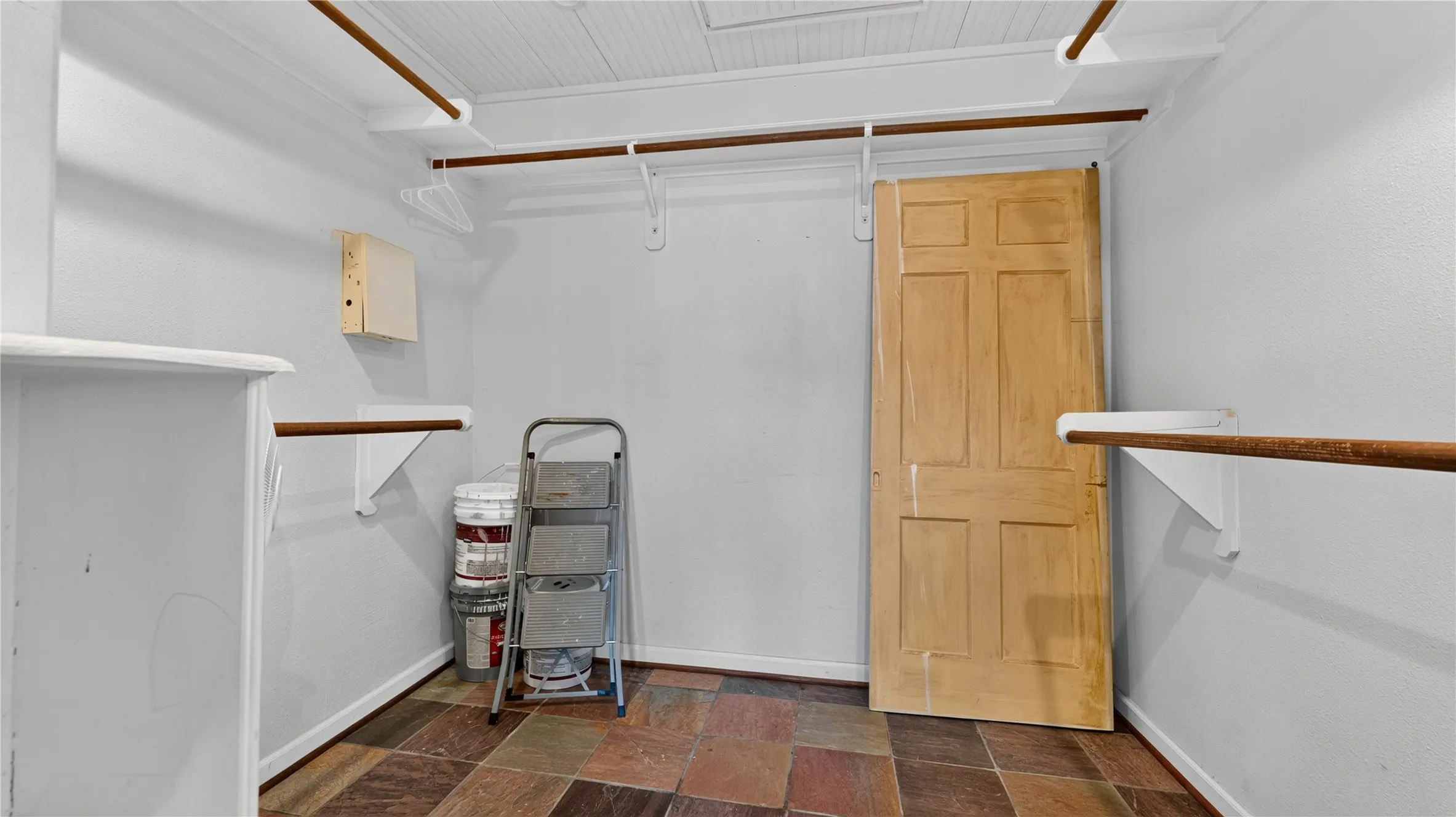 Single Family Residence For Rent in Dallas County , 1606 W Shady Grove Road, Irving, Texas 75060, 3 Bedroom, 2 Bathroom, Garage spaces, 2,551 Sqft, built in 1942, mls#21365913, Real Estate Agent in Irving, Homes For Rent in Dallas county, Homes For Rent in Irving, Realtor in Irving Texas, Real Estate Brokerage Independent Realty Texas, Luminita Cordes Realtor