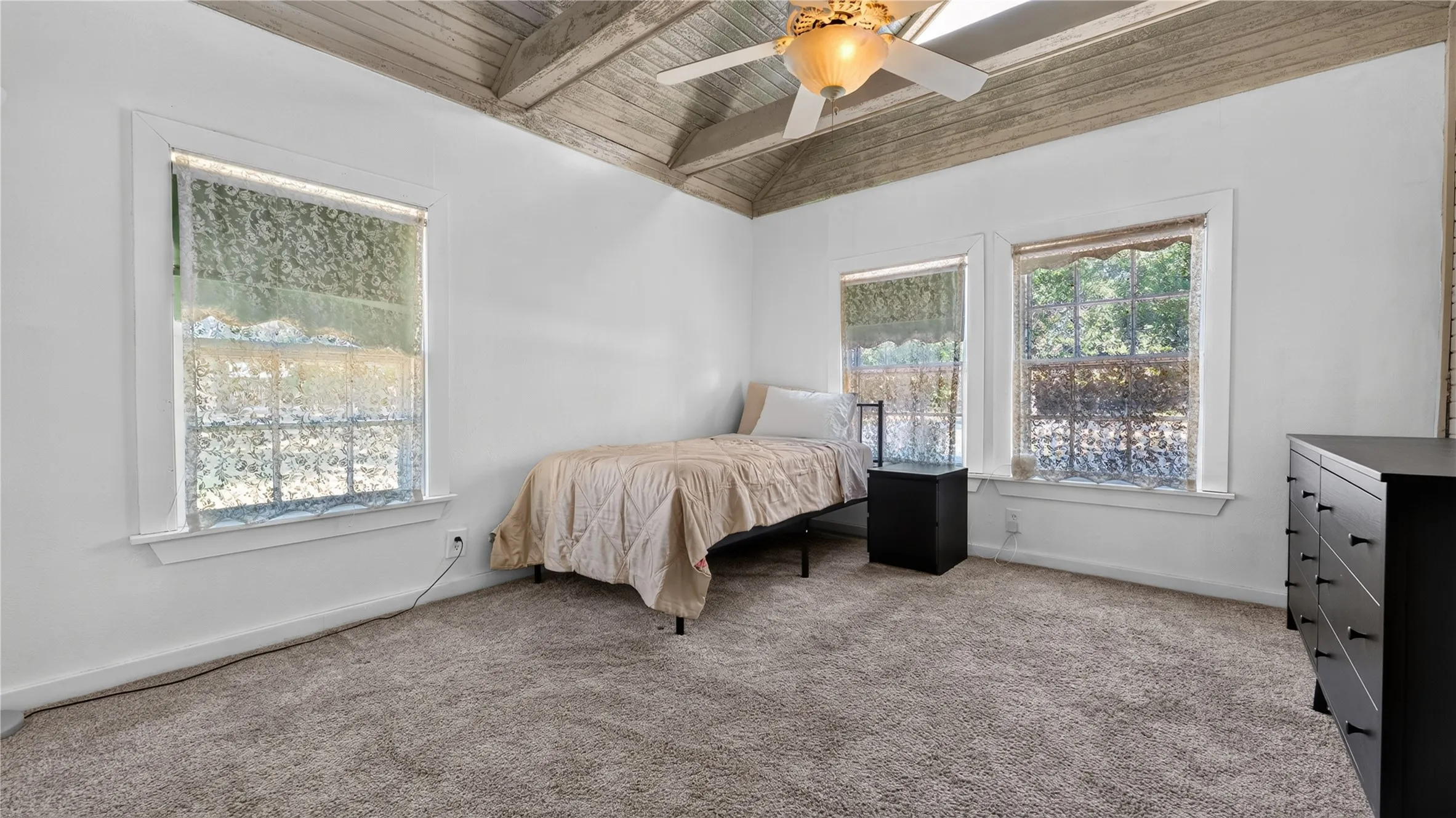 Single Family Residence For Rent in Dallas County , 1606 W Shady Grove Road, Irving, Texas 75060, 3 Bedroom, 2 Bathroom, Garage spaces, 2,551 Sqft, built in 1942, mls#21365913, Real Estate Agent in Irving, Homes For Rent in Dallas county, Homes For Rent in Irving, Realtor in Irving Texas, Real Estate Brokerage Independent Realty Texas, Luminita Cordes Realtor