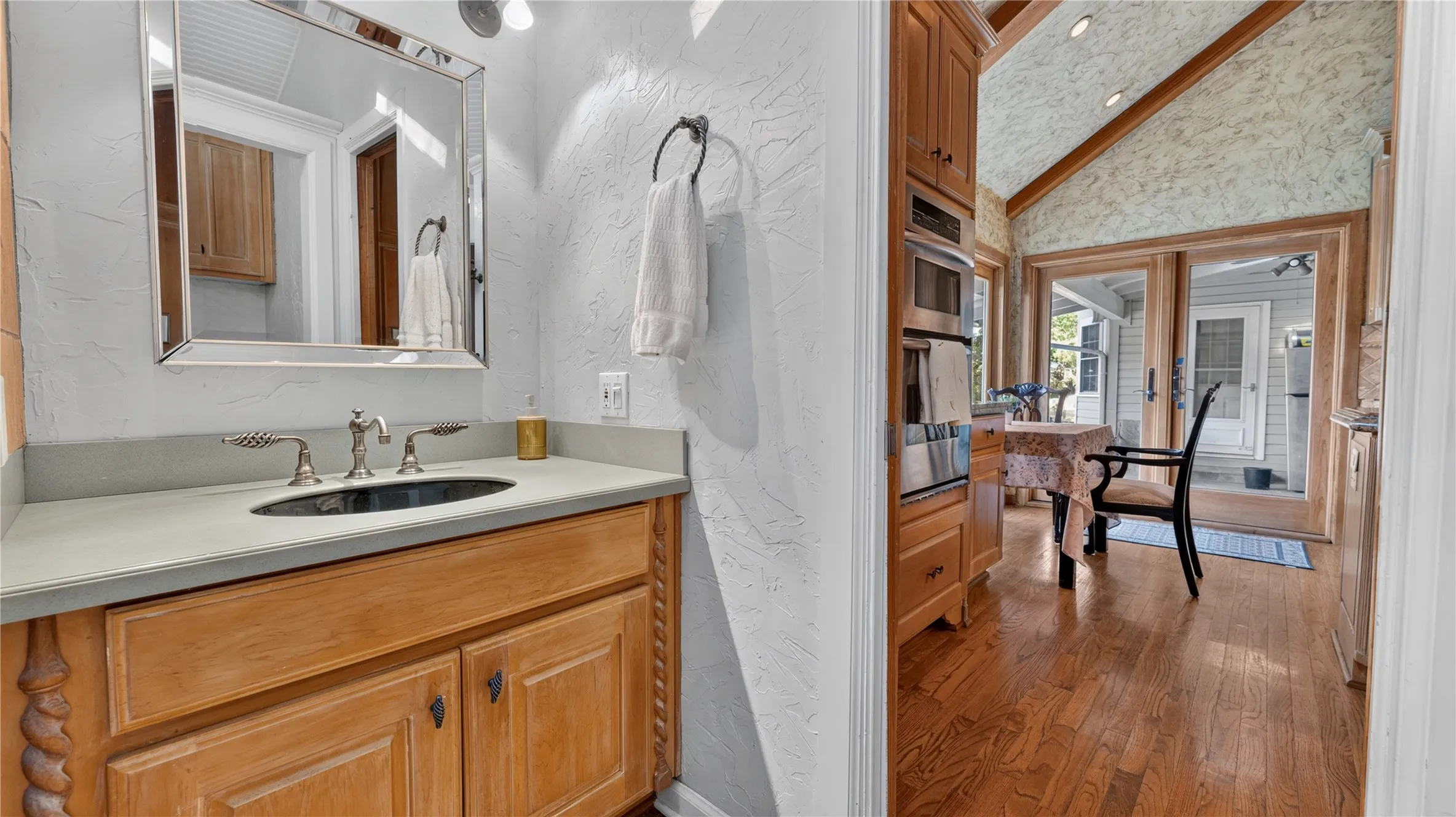 Single Family Residence For Rent in Dallas County , 1606 W Shady Grove Road, Irving, Texas 75060, 3 Bedroom, 2 Bathroom, Garage spaces, 2,551 Sqft, built in 1942, mls#21365913, Real Estate Agent in Irving, Homes For Rent in Dallas county, Homes For Rent in Irving, Realtor in Irving Texas, Real Estate Brokerage Independent Realty Texas, Luminita Cordes Realtor