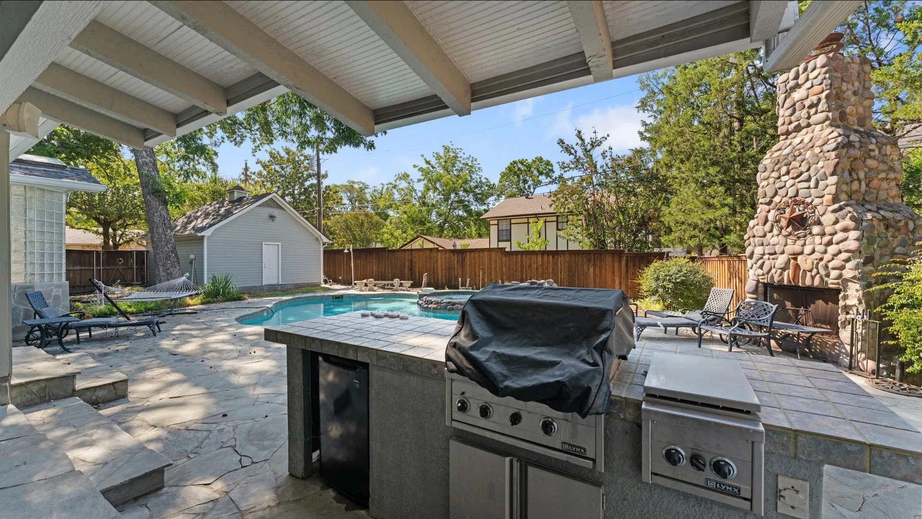 Single Family Residence For Rent in Dallas County , 1606 W Shady Grove Road, Irving, Texas 75060, 3 Bedroom, 2 Bathroom, Garage spaces, 2,551 Sqft, built in 1942, mls#21365913, Real Estate Agent in Irving, Homes For Rent in Dallas county, Homes For Rent in Irving, Realtor in Irving Texas, Real Estate Brokerage Independent Realty Texas, Luminita Cordes Realtor