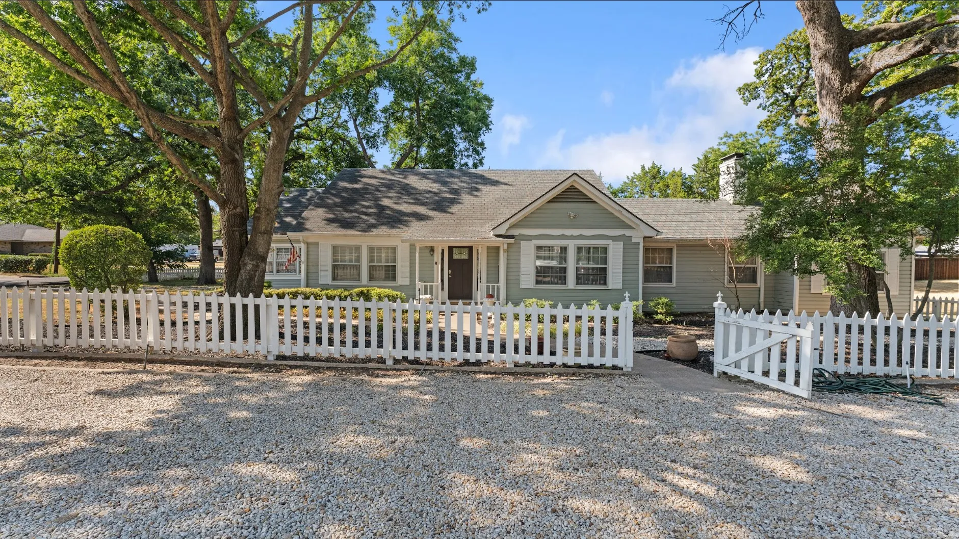 Single Family Residence For Rent in Dallas County , 1606 W Shady Grove Road, Irving, Texas 75060, 3 Bedroom, 2 Bathroom, Garage spaces, 2,551 Sqft, built in 1942, mls#21365913, Real Estate Agent in Irving, Homes For Rent in Dallas county, Homes For Rent in Irving, Realtor in Irving Texas, Real Estate Brokerage Independent Realty Texas, Luminita Cordes Realtor
