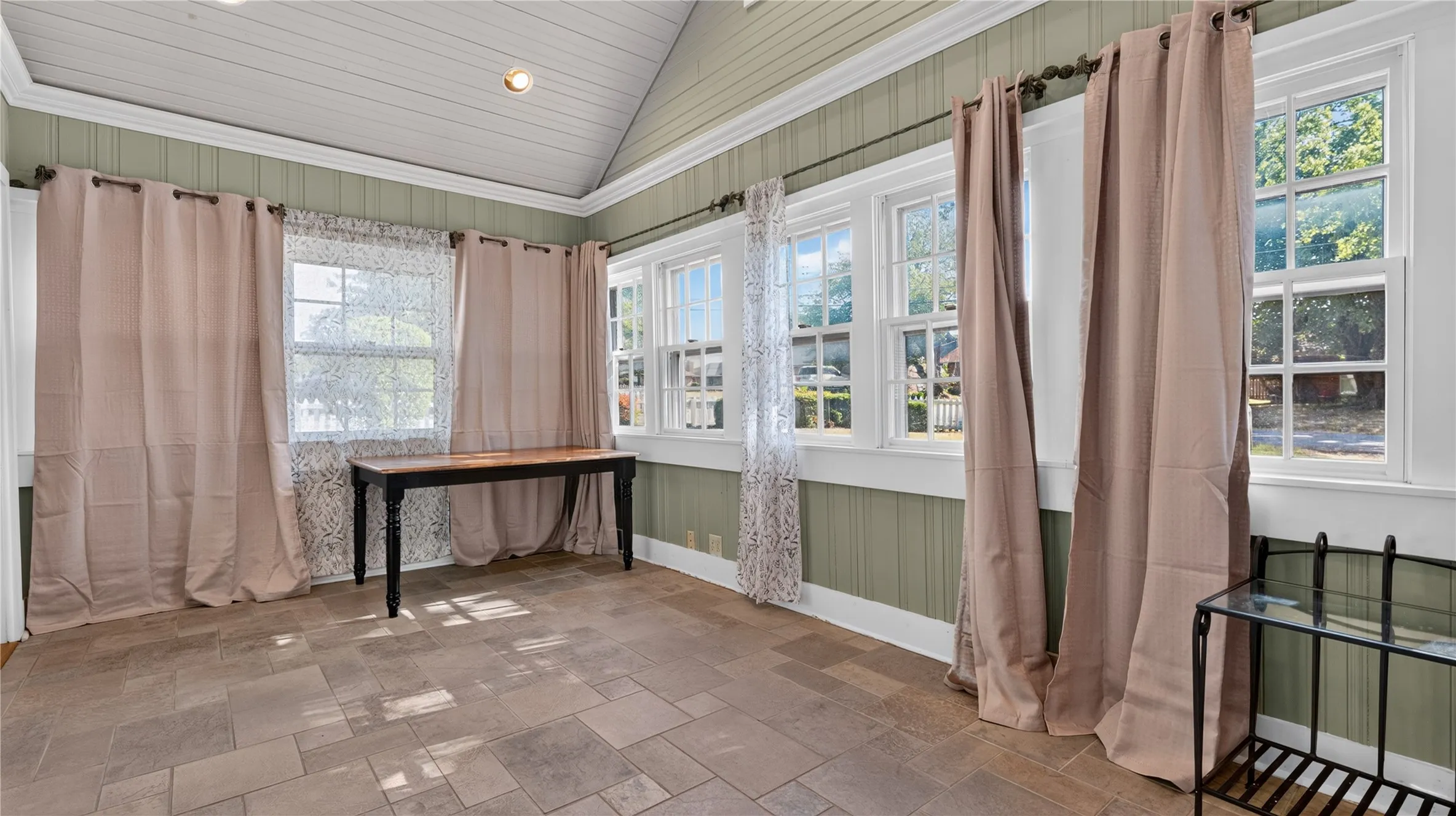 Single Family Residence For Rent in Dallas County , 1606 W Shady Grove Road, Irving, Texas 75060, 3 Bedroom, 2 Bathroom, Garage spaces, 2,551 Sqft, built in 1942, mls#21365913, Real Estate Agent in Irving, Homes For Rent in Dallas county, Homes For Rent in Irving, Realtor in Irving Texas, Real Estate Brokerage Independent Realty Texas, Luminita Cordes Realtor