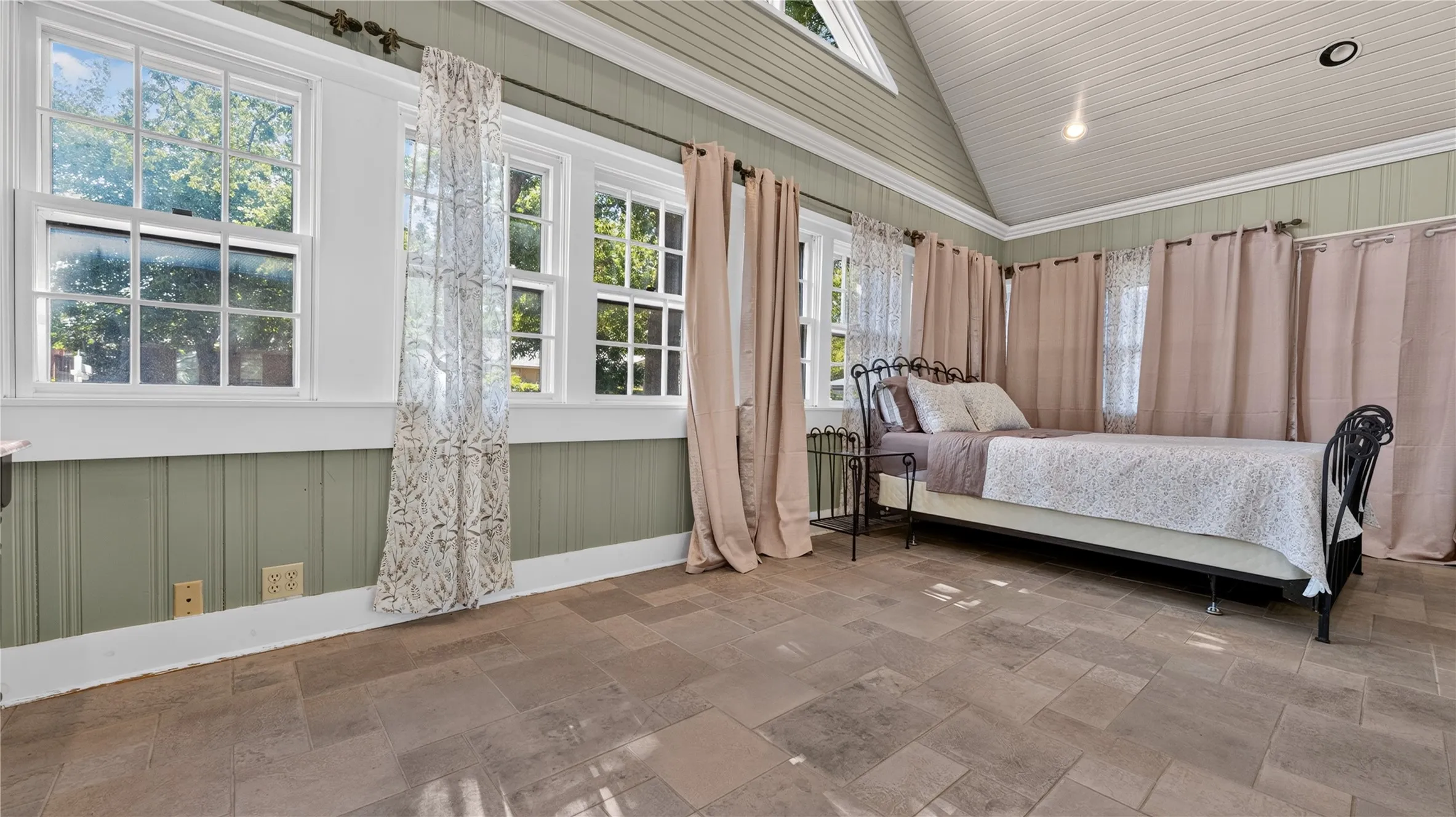 Single Family Residence For Rent in Dallas County , 1606 W Shady Grove Road, Irving, Texas 75060, 3 Bedroom, 2 Bathroom, Garage spaces, 2,551 Sqft, built in 1942, mls#21365913, Real Estate Agent in Irving, Homes For Rent in Dallas county, Homes For Rent in Irving, Realtor in Irving Texas, Real Estate Brokerage Independent Realty Texas, Luminita Cordes Realtor