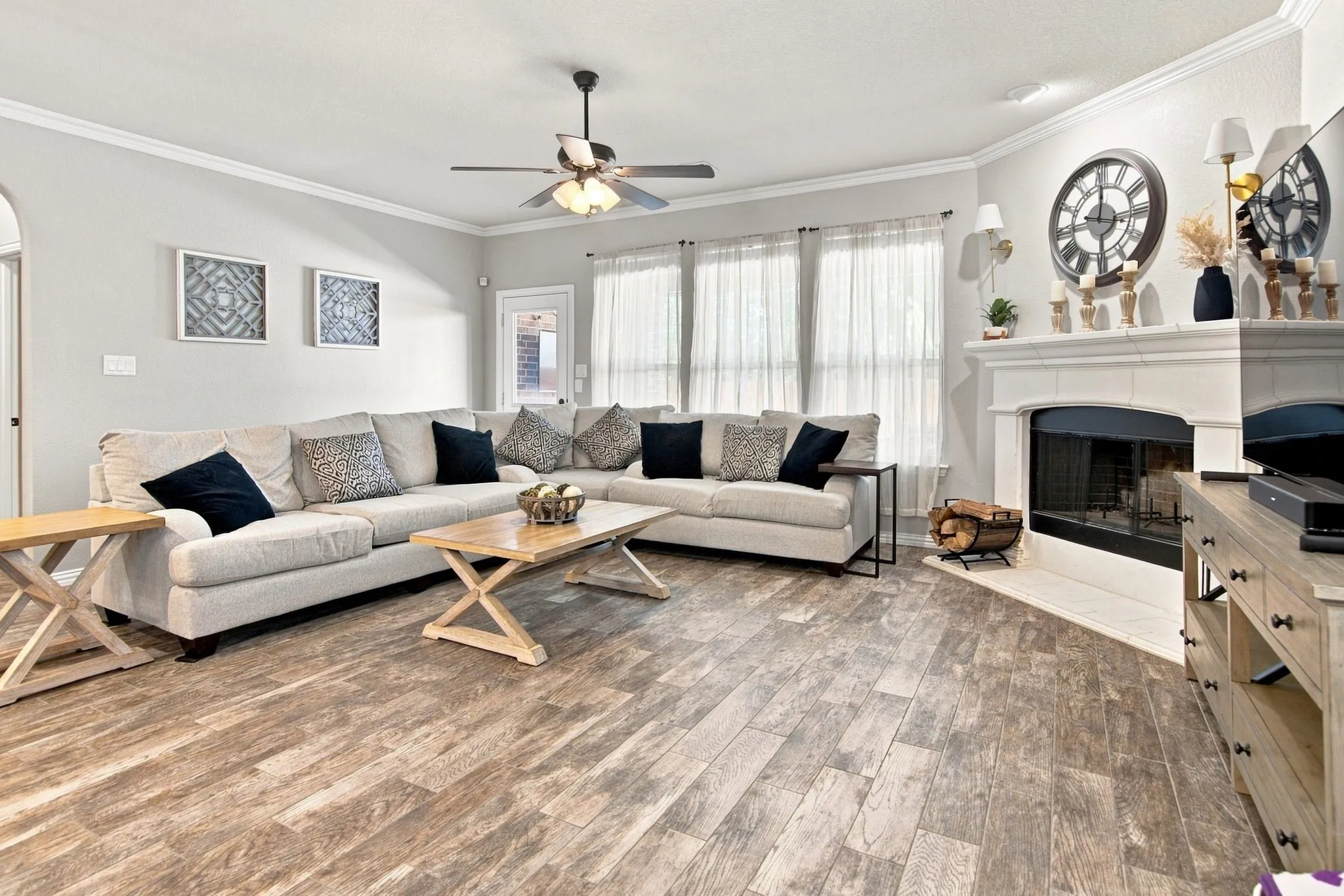 Gather round and enjoy family, friends and all the gang.  Plenty of room here for everyone!