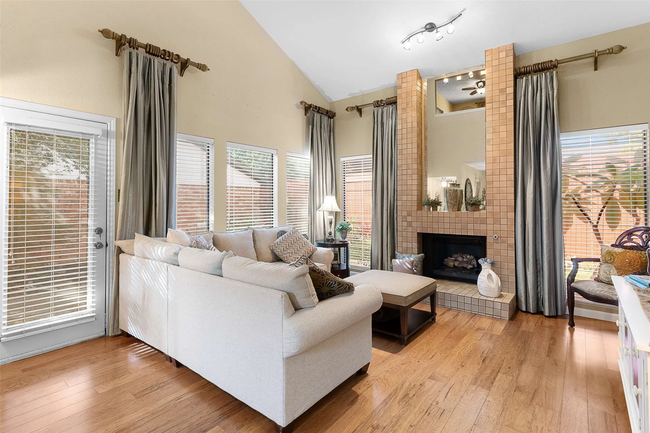 Single Family Residence For Sale in Dallas County , 14683 Plage Lane, Addison, Texas 75001, 3 Bedroom, 3 Bathroom, 2 Garage spaces, 1,684 Sqft, built in 1982, mls#21362292, Real Estate Agent in Addison, Homes For Sale in Dallas county, Homes For Sale in Addison, Realtor in Addison Texas, Real Estate Brokerage Independent Realty Texas, Luminita Cordes Realtor