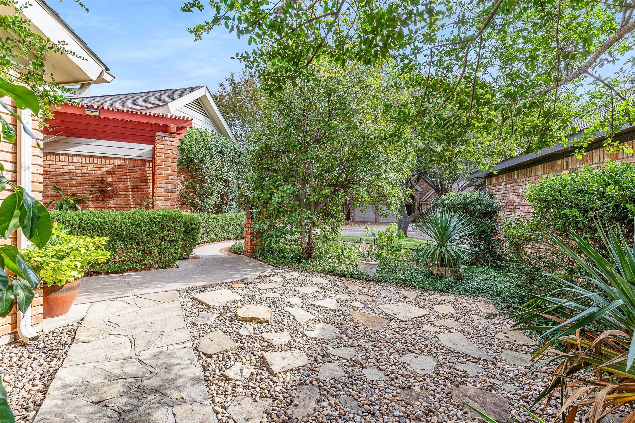 Single Family Residence For Sale in Dallas County , 14683 Plage Lane, Addison, Texas 75001, 3 Bedroom, 3 Bathroom, 2 Garage spaces, 1,684 Sqft, built in 1982, mls#21362292, Real Estate Agent in Addison, Homes For Sale in Dallas county, Homes For Sale in Addison, Realtor in Addison Texas, Real Estate Brokerage Independent Realty Texas, Luminita Cordes Realtor