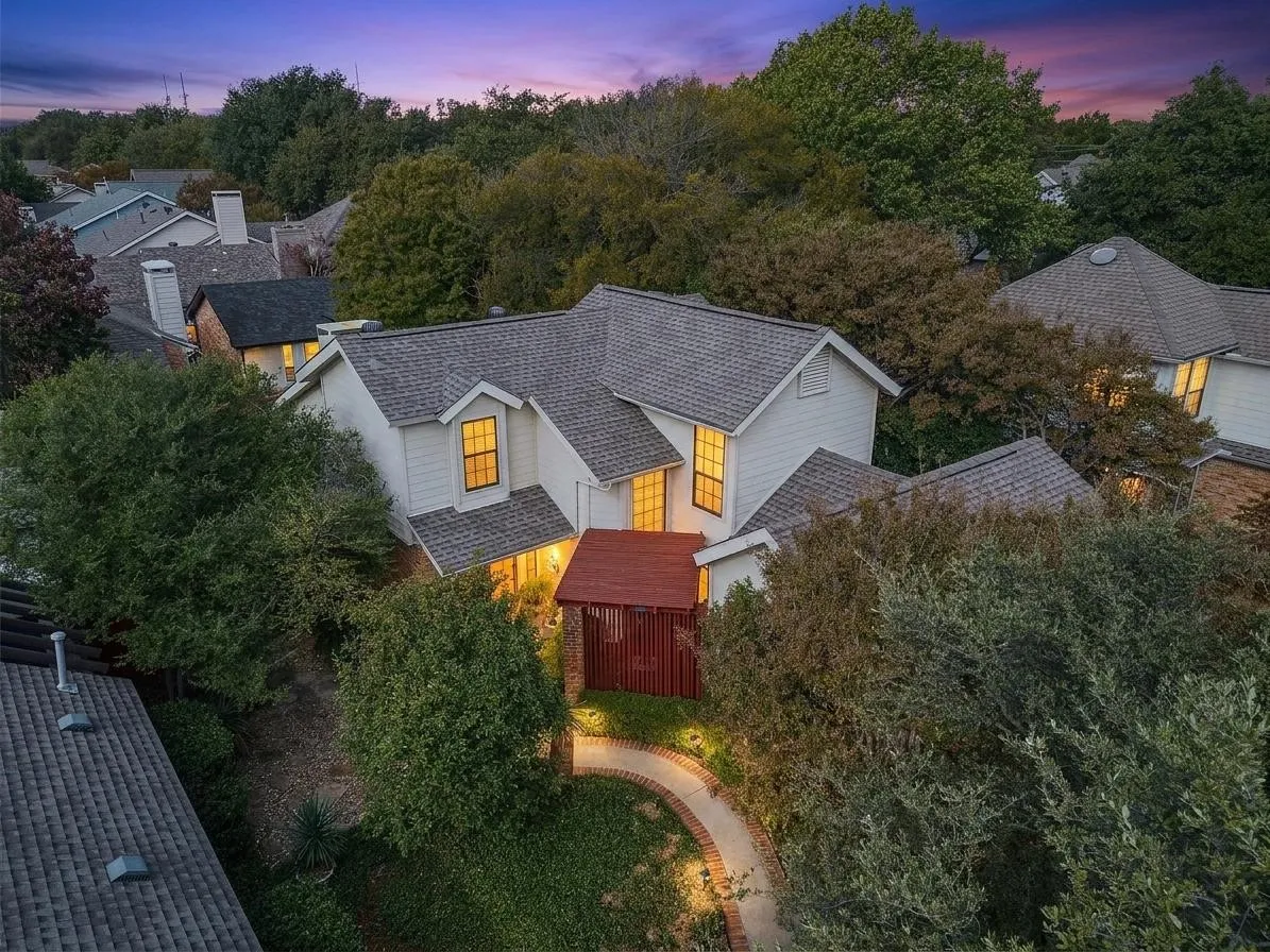 Single Family Residence For Sale in Dallas County , 14683 Plage Lane, Addison, Texas 75001, 3 Bedroom, 3 Bathroom, 2 Garage spaces, 1,684 Sqft, built in 1982, mls#21362292, Real Estate Agent in Addison, Homes For Sale in Dallas county, Homes For Sale in Addison, Realtor in Addison Texas, Real Estate Brokerage Independent Realty Texas, Luminita Cordes Realtor