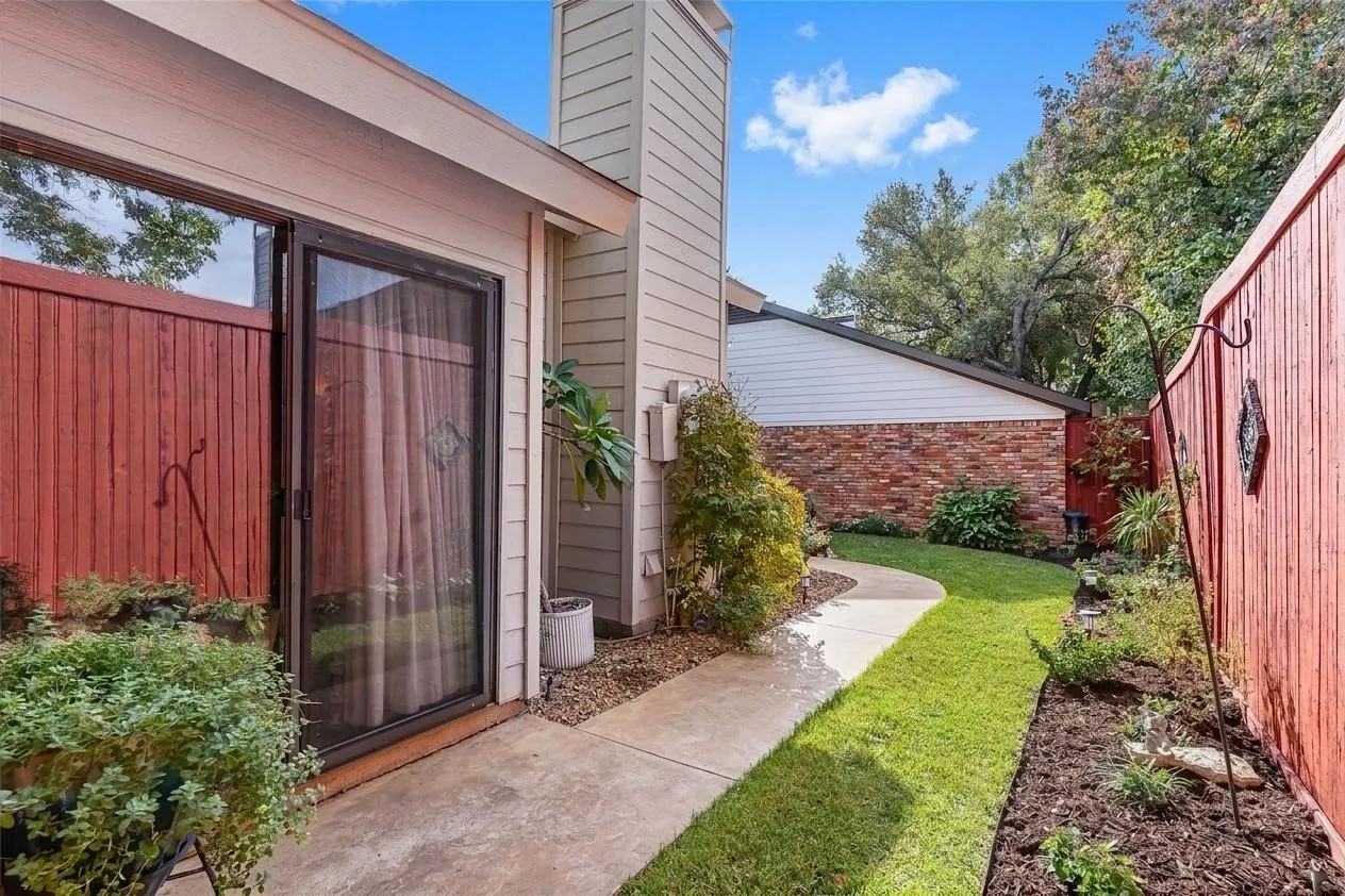 Single Family Residence For Sale in Dallas County , 14683 Plage Lane, Addison, Texas 75001, 3 Bedroom, 3 Bathroom, 2 Garage spaces, 1,684 Sqft, built in 1982, mls#21362292, Real Estate Agent in Addison, Homes For Sale in Dallas county, Homes For Sale in Addison, Realtor in Addison Texas, Real Estate Brokerage Independent Realty Texas, Luminita Cordes Realtor
