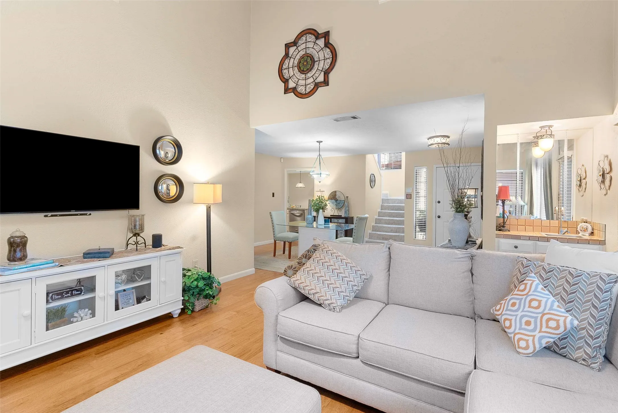 Single Family Residence For Sale in Dallas County , 14683 Plage Lane, Addison, Texas 75001, 3 Bedroom, 3 Bathroom, 2 Garage spaces, 1,684 Sqft, built in 1982, mls#21362292, Real Estate Agent in Addison, Homes For Sale in Dallas county, Homes For Sale in Addison, Realtor in Addison Texas, Real Estate Brokerage Independent Realty Texas, Luminita Cordes Realtor