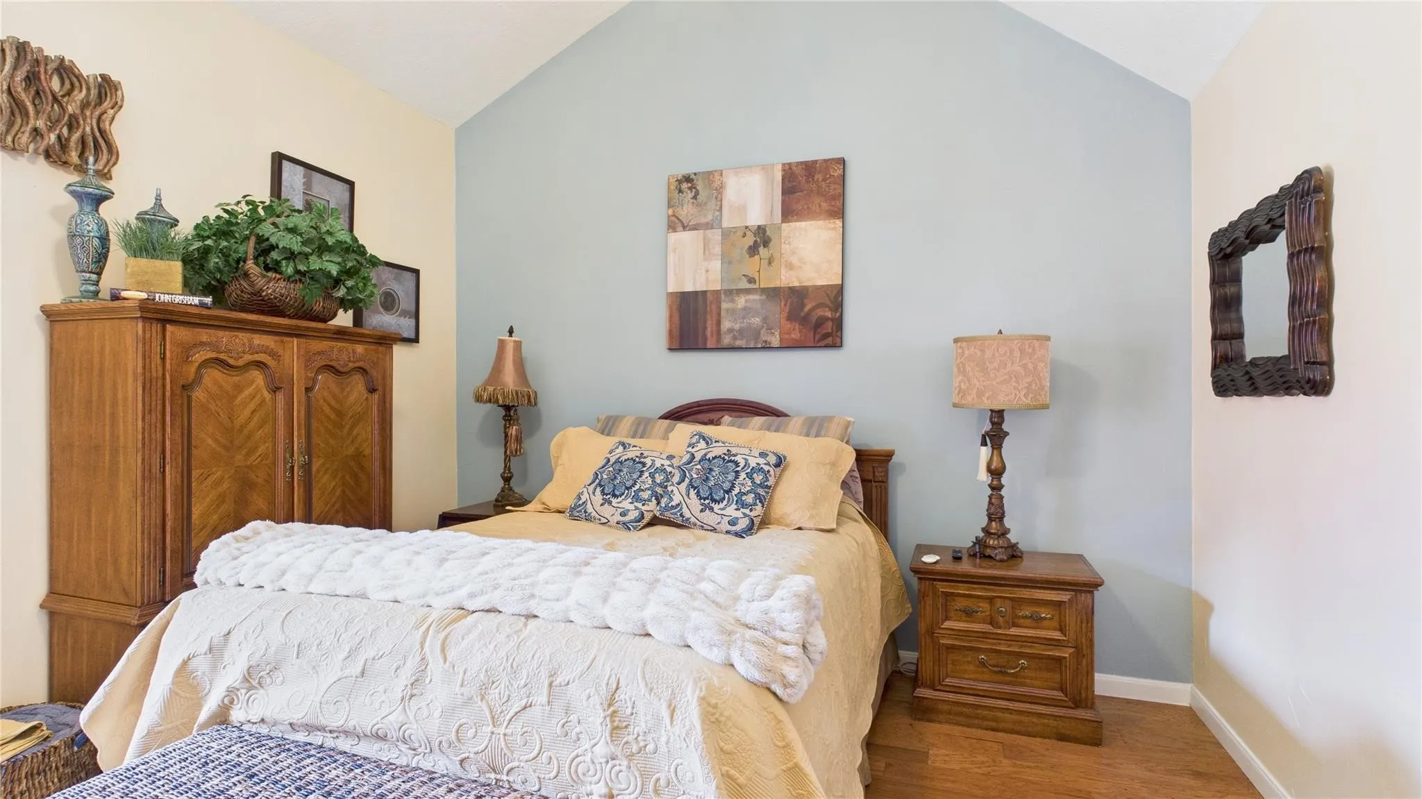 Single Family Residence For Sale in Dallas County , 14683 Plage Lane, Addison, Texas 75001, 3 Bedroom, 3 Bathroom, 2 Garage spaces, 1,684 Sqft, built in 1982, mls#21362292, Real Estate Agent in Addison, Homes For Sale in Dallas county, Homes For Sale in Addison, Realtor in Addison Texas, Real Estate Brokerage Independent Realty Texas, Luminita Cordes Realtor