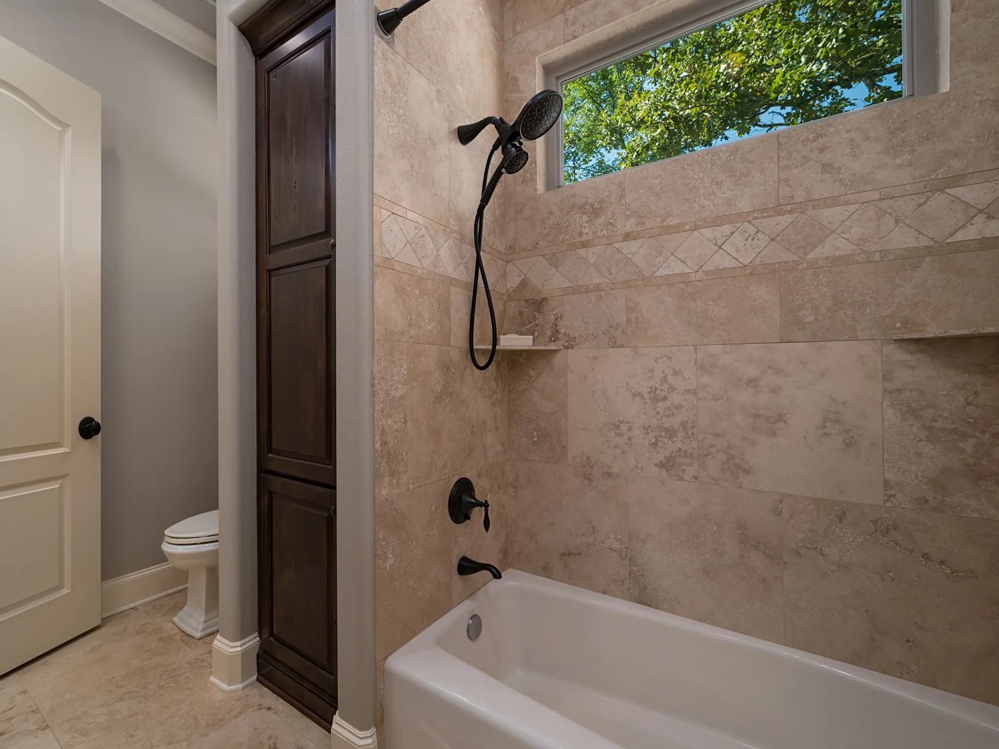 Single Family Residence For Sale in Smith County , 5973 Graemont Boulevard, Tyler, Texas 75703, 4 Bedroom, 4 Bathroom, 3 Garage spaces, 4,521 Sqft, built in 2013, mls#21365380, Real Estate Agent in Tyler, Homes For Sale in Smith county, Homes For Sale in Tyler, Realtor in Tyler Texas, Real Estate Brokerage Independent Realty Texas, Luminita Cordes Realtor