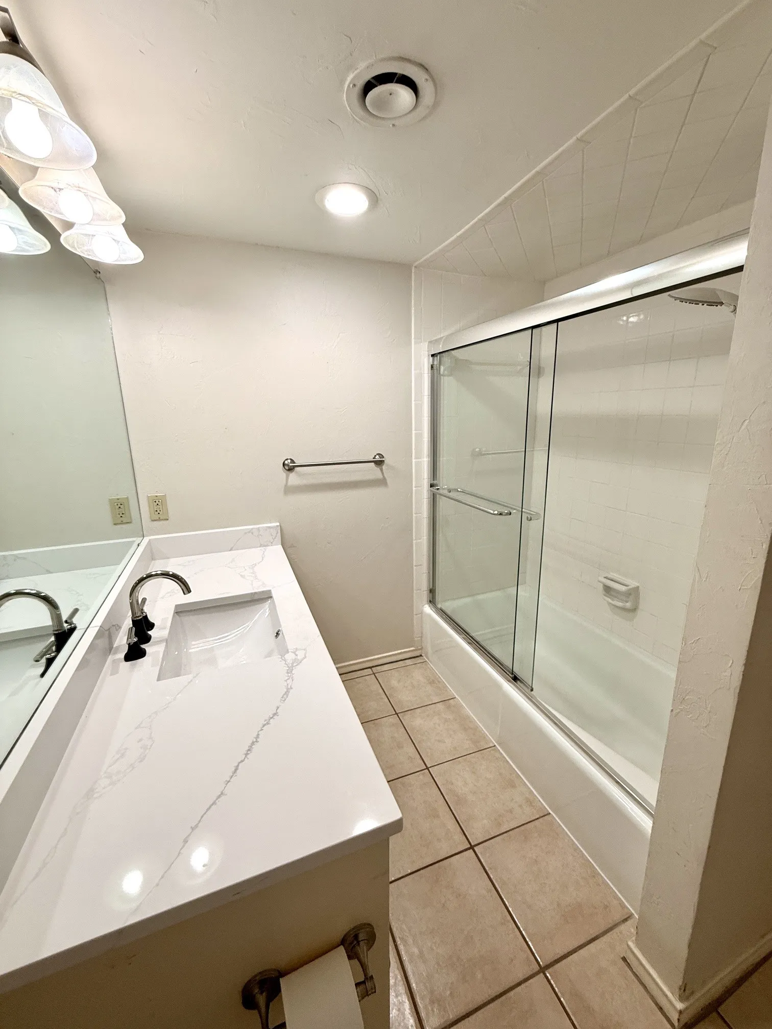 Duplex For Rent in Dallas County , 9139 Villa Park Circle, Dallas, Texas 75225, 3 Bedroom, 2 Bathroom, 2 Garage spaces, 1,688 Sqft, built in 1966, mls#21360823, Real Estate Agent in Dallas, Homes For Rent in Dallas county, Homes For Rent in Dallas, Realtor in Dallas Texas, Real Estate Brokerage Independent Realty Texas, Luminita Cordes Realtor