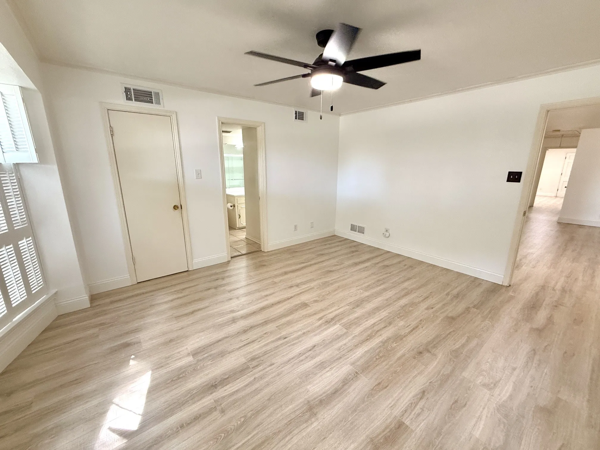 Duplex For Rent in Dallas County , 9139 Villa Park Circle, Dallas, Texas 75225, 3 Bedroom, 2 Bathroom, 2 Garage spaces, 1,688 Sqft, built in 1966, mls#21360823, Real Estate Agent in Dallas, Homes For Rent in Dallas county, Homes For Rent in Dallas, Realtor in Dallas Texas, Real Estate Brokerage Independent Realty Texas, Luminita Cordes Realtor