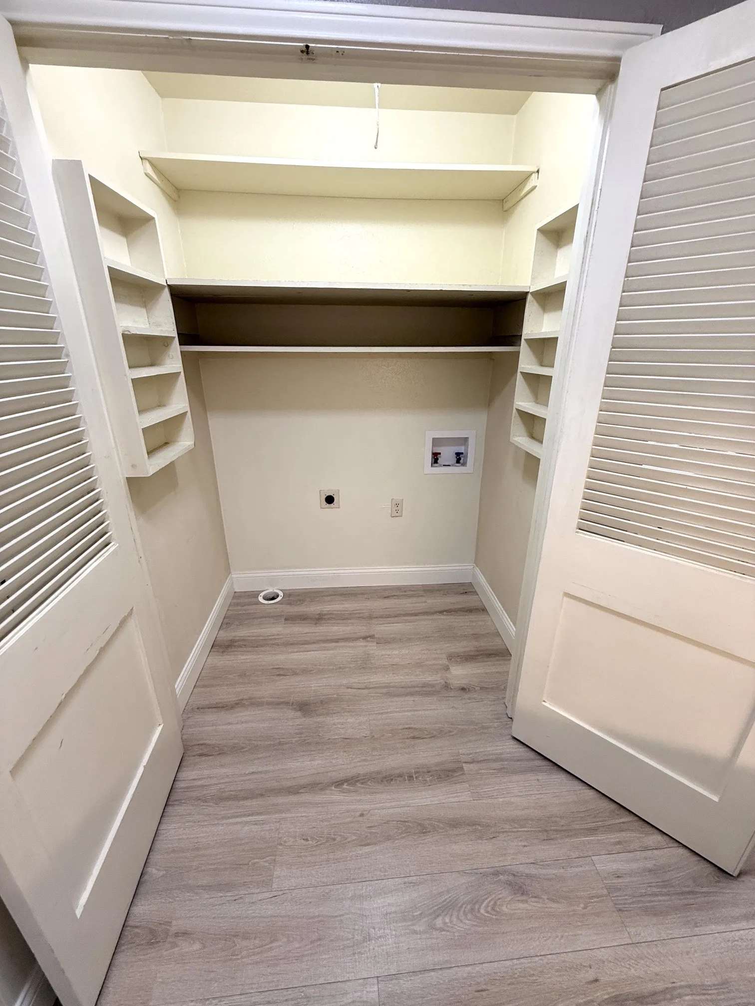 Duplex For Rent in Dallas County , 9139 Villa Park Circle, Dallas, Texas 75225, 3 Bedroom, 2 Bathroom, 2 Garage spaces, 1,688 Sqft, built in 1966, mls#21360823, Real Estate Agent in Dallas, Homes For Rent in Dallas county, Homes For Rent in Dallas, Realtor in Dallas Texas, Real Estate Brokerage Independent Realty Texas, Luminita Cordes Realtor