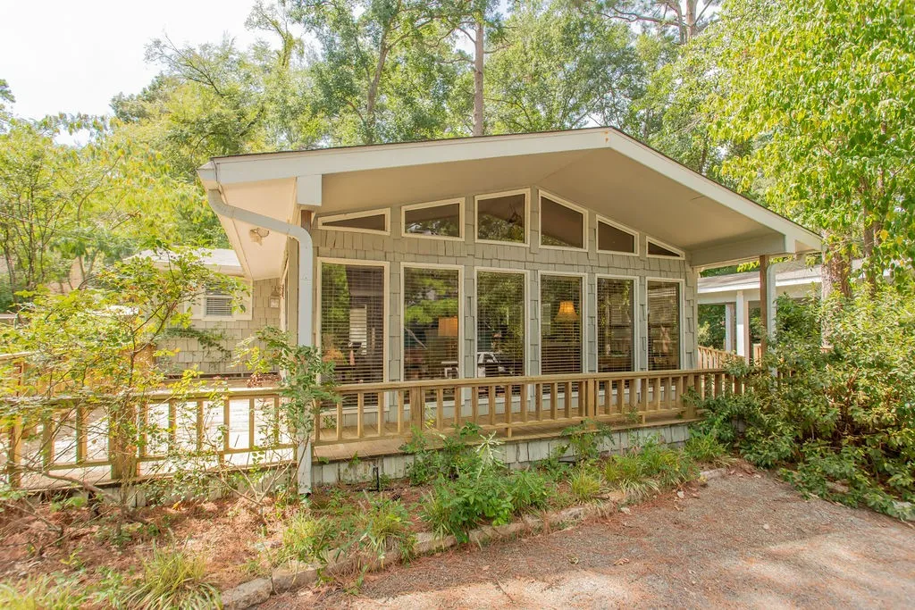 Single Family Residence For Sale in Smith County , 1332 Hideaway Lane West, Hideaway, Texas 75771, 2 Bedroom, 2 Bathroom, Garage spaces, 1,432 Sqft, built in 1976, mls#21366029, Real Estate Agent in Hideaway, Homes For Sale in Smith county, Homes For Sale in Hideaway, Realtor in Hideaway Texas, Real Estate Brokerage Independent Realty Texas, Luminita Cordes Realtor
