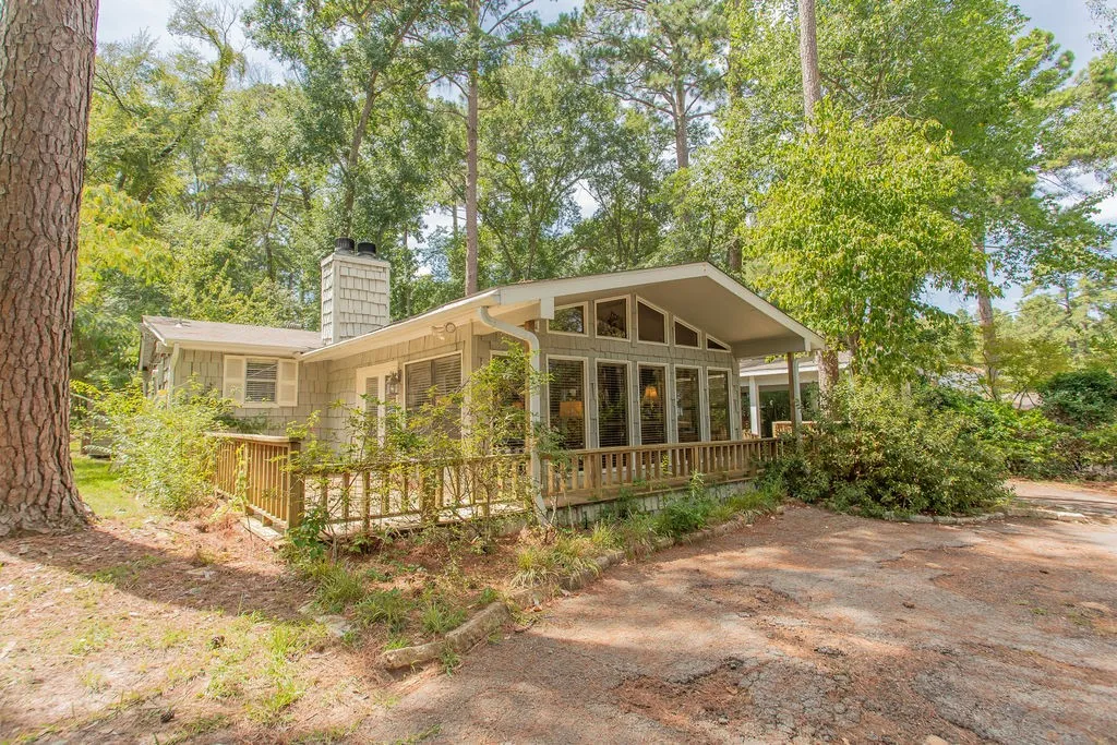 Single Family Residence For Sale in Smith County , 1332 Hideaway Lane West, Hideaway, Texas 75771, 2 Bedroom, 2 Bathroom, Garage spaces, 1,432 Sqft, built in 1976, mls#21366029, Real Estate Agent in Hideaway, Homes For Sale in Smith county, Homes For Sale in Hideaway, Realtor in Hideaway Texas, Real Estate Brokerage Independent Realty Texas, Luminita Cordes Realtor