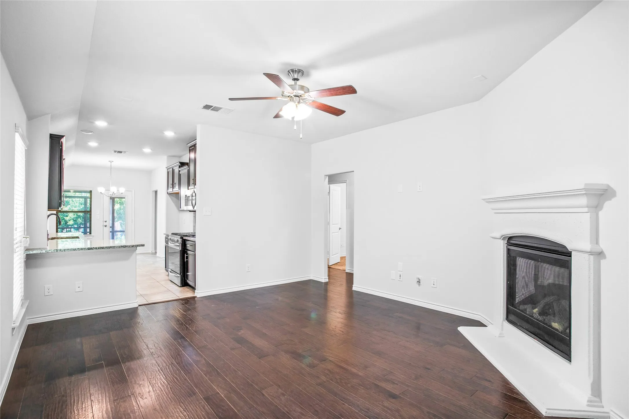 Single Family Residence For Rent in Collin County , 10120 Houston Way, Mc Kinney, Texas 75071, 3 Bedroom, 2 Bathroom, 2 Garage spaces, 1,418 Sqft, built in 2018, mls#21366018, Real Estate Agent in Mc Kinney, Homes For Rent in Collin county, Homes For Rent in Mc Kinney, Realtor in Mc Kinney Texas, Real Estate Brokerage Independent Realty Texas, Luminita Cordes Realtor