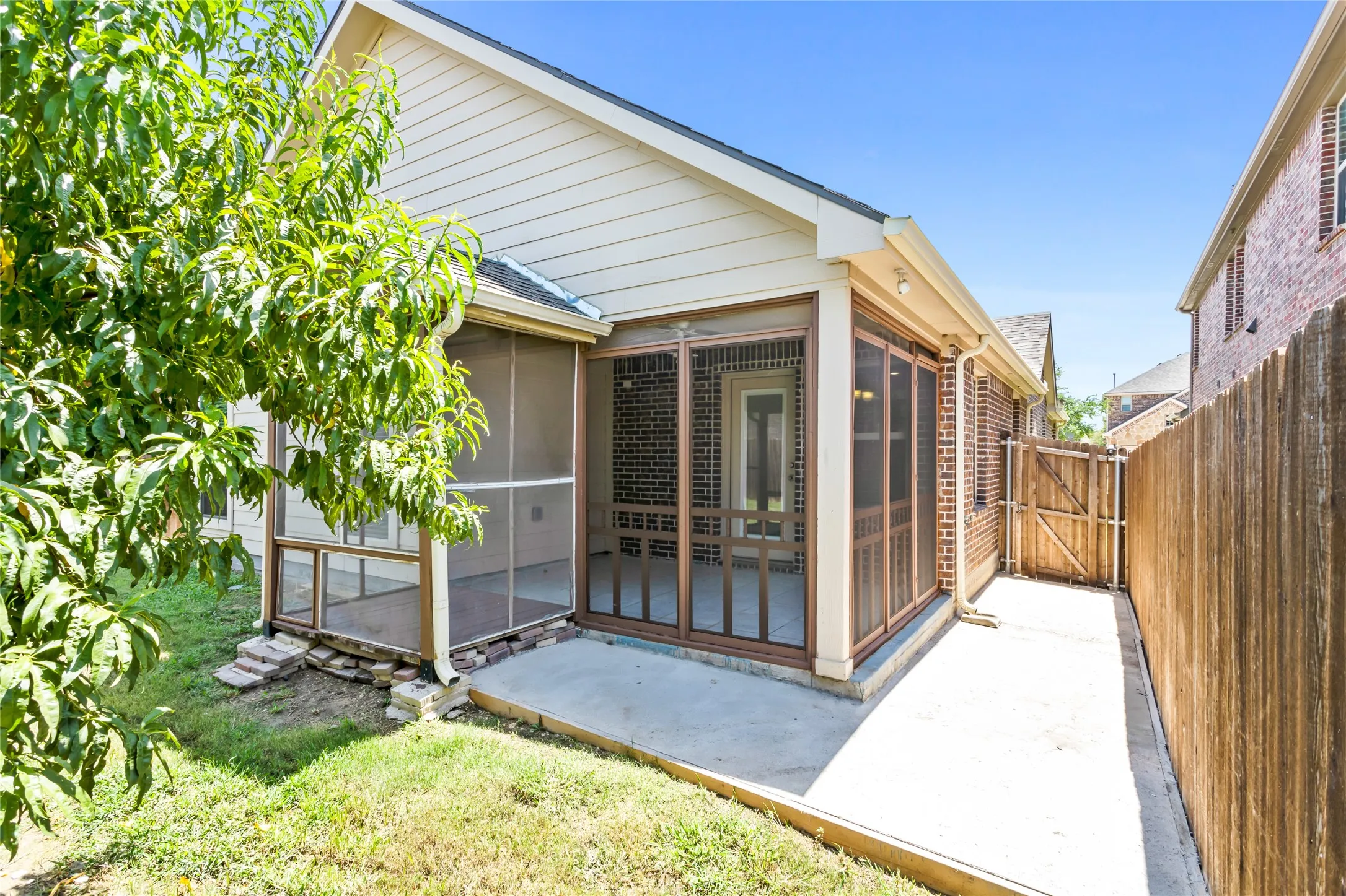 Single Family Residence For Rent in Collin County , 10120 Houston Way, Mc Kinney, Texas 75071, 3 Bedroom, 2 Bathroom, 2 Garage spaces, 1,418 Sqft, built in 2018, mls#21366018, Real Estate Agent in Mc Kinney, Homes For Rent in Collin county, Homes For Rent in Mc Kinney, Realtor in Mc Kinney Texas, Real Estate Brokerage Independent Realty Texas, Luminita Cordes Realtor