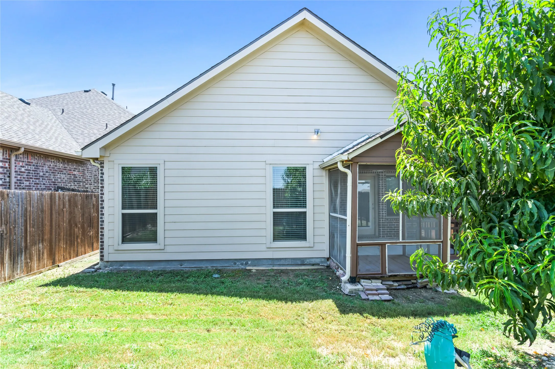 Single Family Residence For Rent in Collin County , 10120 Houston Way, Mc Kinney, Texas 75071, 3 Bedroom, 2 Bathroom, 2 Garage spaces, 1,418 Sqft, built in 2018, mls#21366018, Real Estate Agent in Mc Kinney, Homes For Rent in Collin county, Homes For Rent in Mc Kinney, Realtor in Mc Kinney Texas, Real Estate Brokerage Independent Realty Texas, Luminita Cordes Realtor
