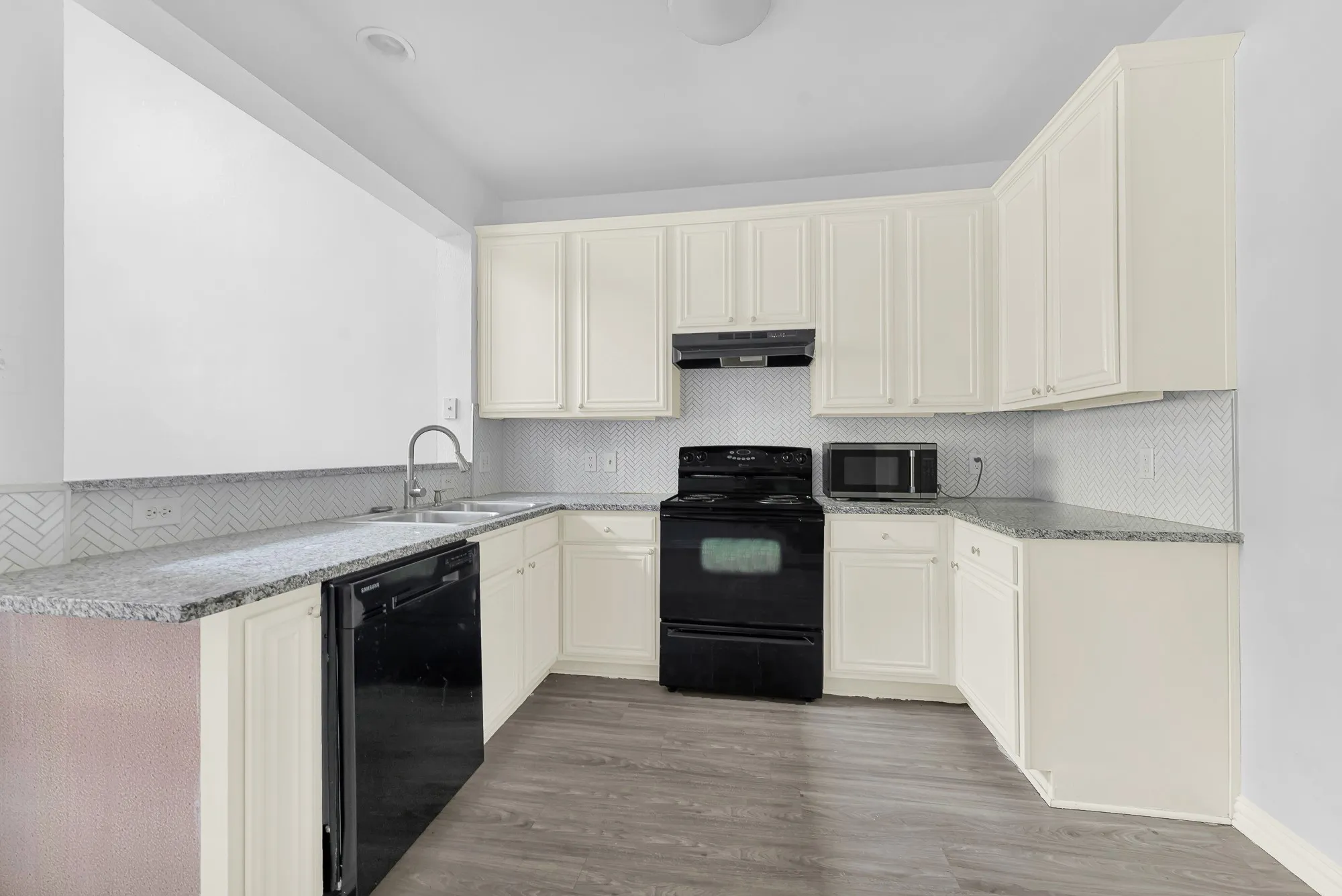 Townhouse For Sale in Tarrant County , 2603 Durango Ridge Drive, Bedford, Texas 76021, 2 Bedroom, 2 Bathroom, 2 Garage spaces, 1,216 Sqft, built in 2005, mls#21366038, Real Estate Agent in Bedford, Homes For Sale in Tarrant county, Homes For Sale in Bedford, Realtor in Bedford Texas, Real Estate Brokerage Independent Realty Texas, Luminita Cordes Realtor